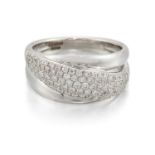 AN 18 CARAT WHITE GOLD DIAMOND RING