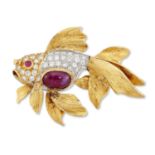 A RUBY AND DIAMOND GOLDFISH PENDANT / BROOCH