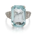 AN AQUAMARINE AND DIAMOND RING