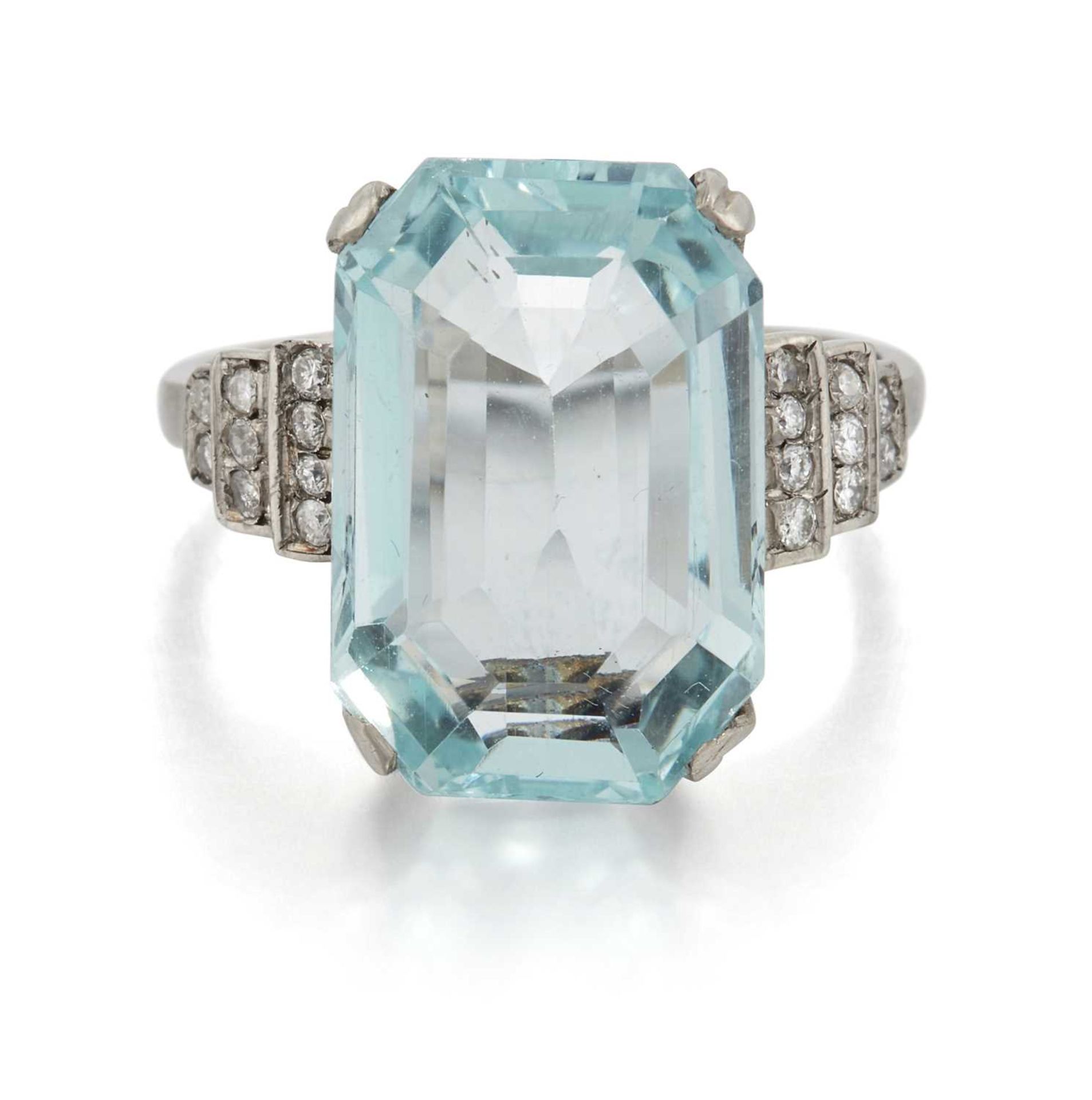 AN AQUAMARINE AND DIAMOND RING