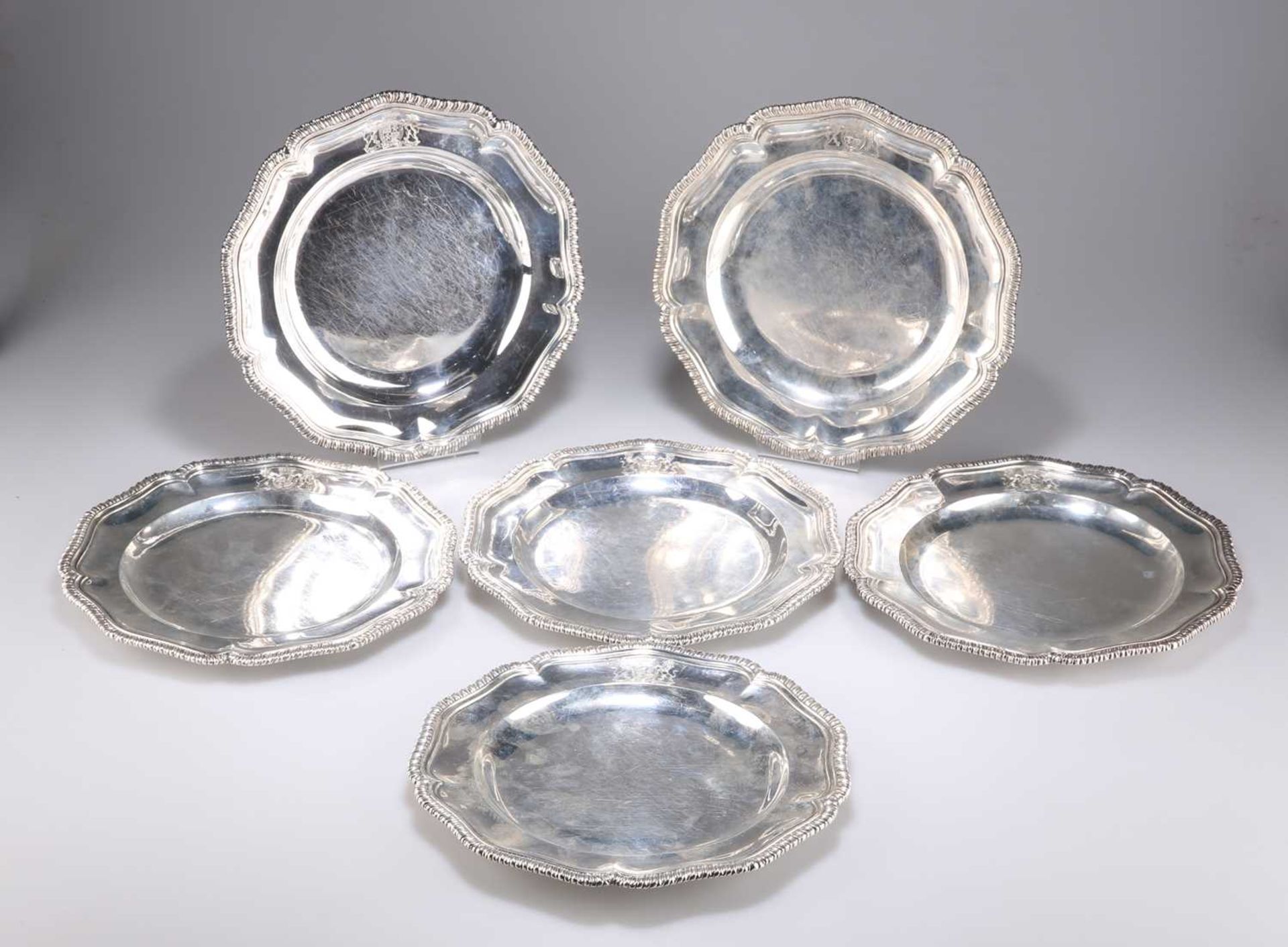 A SET OF SIX VICTORIAN SILVER DINNER PLATES - Image 3 of 4