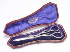 A PAIR OF VICTORIAN SILVER SNAKE-HANDLE GRAPE SCISSORS