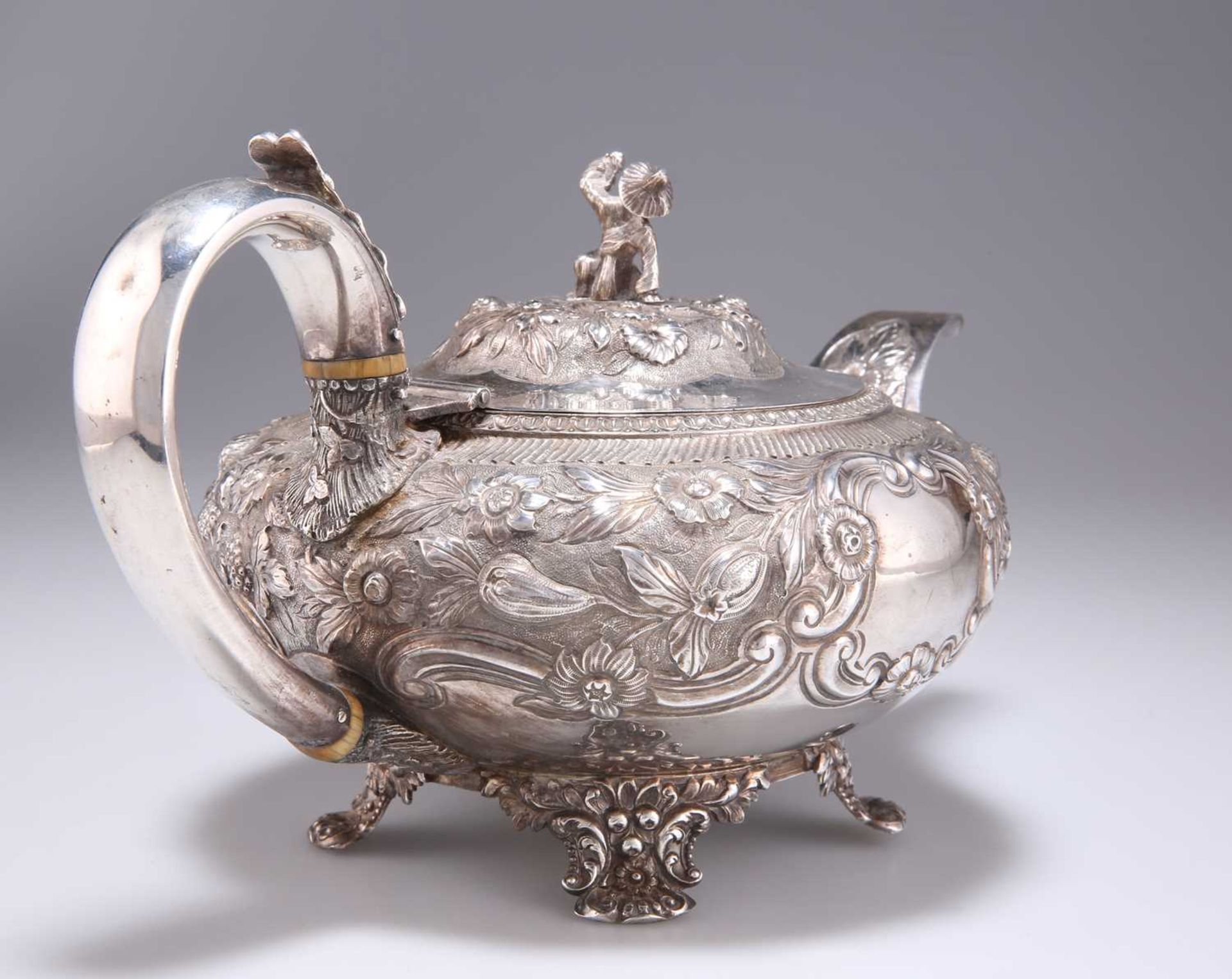 A GEORGE IV SILVER TEAPOT - Bild 3 aus 6