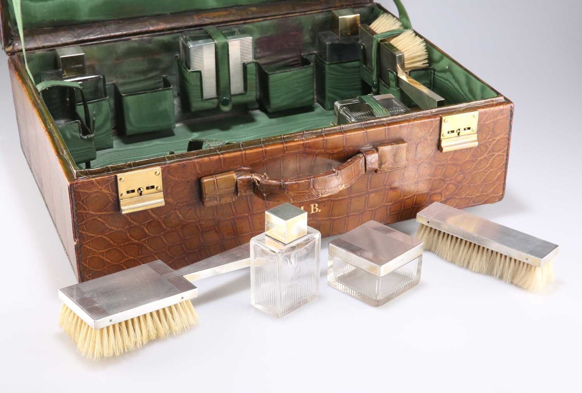 A GEORGE VI SILVER GILT-MOUNTED TRAVELLING VANITY SET - Image 3 of 4