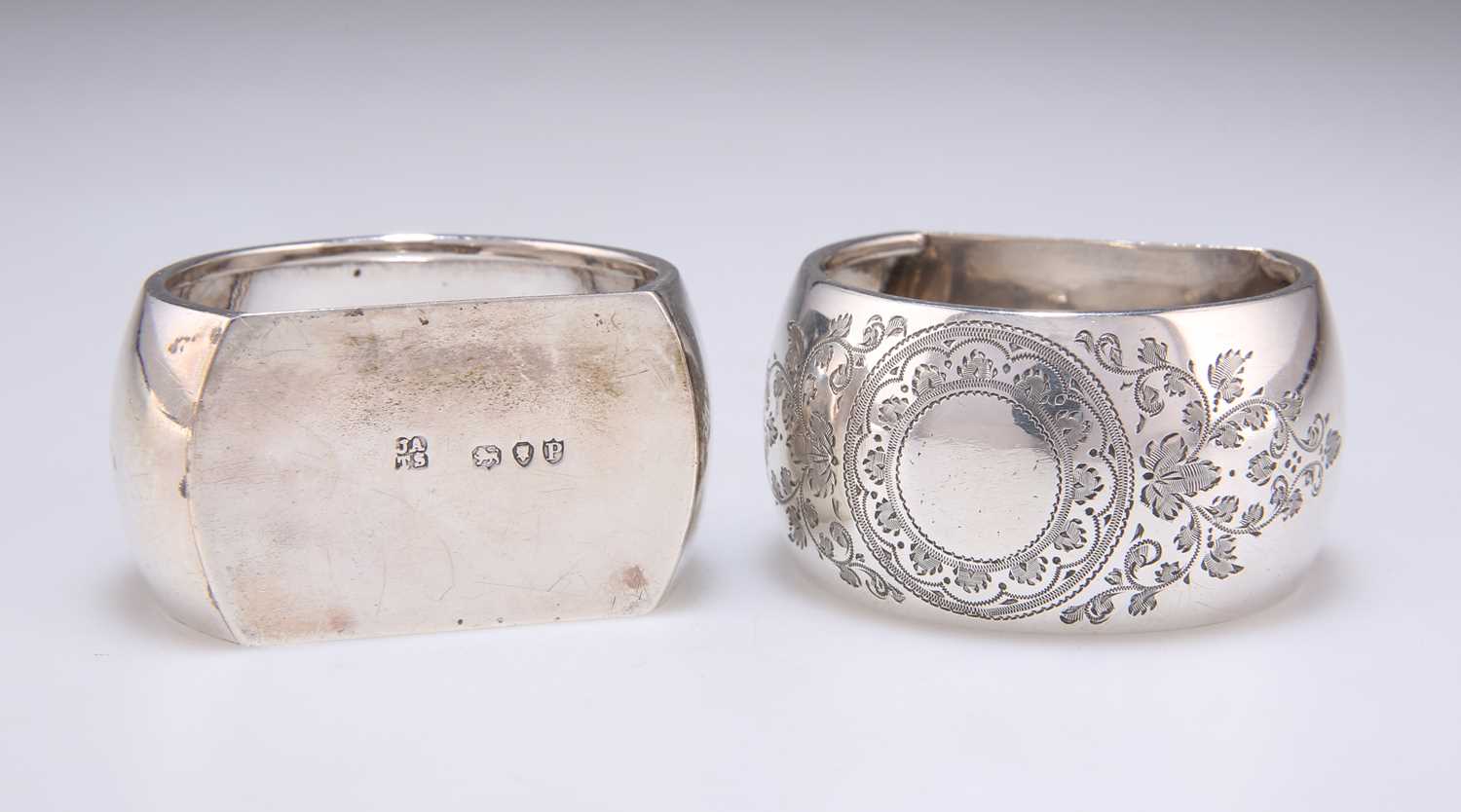 A PAIR OF VICTORIAN ENGRAVED SILVER NAPKIN RINGS - Image 2 of 2
