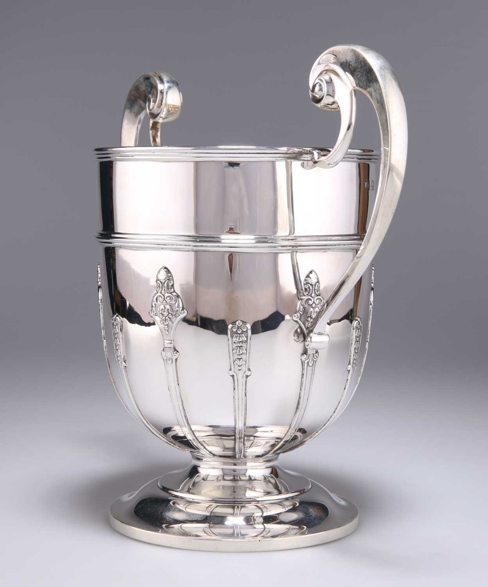 AN EDWARDIAN LARGE SILVER TROPHY CUP - Image 2 of 3