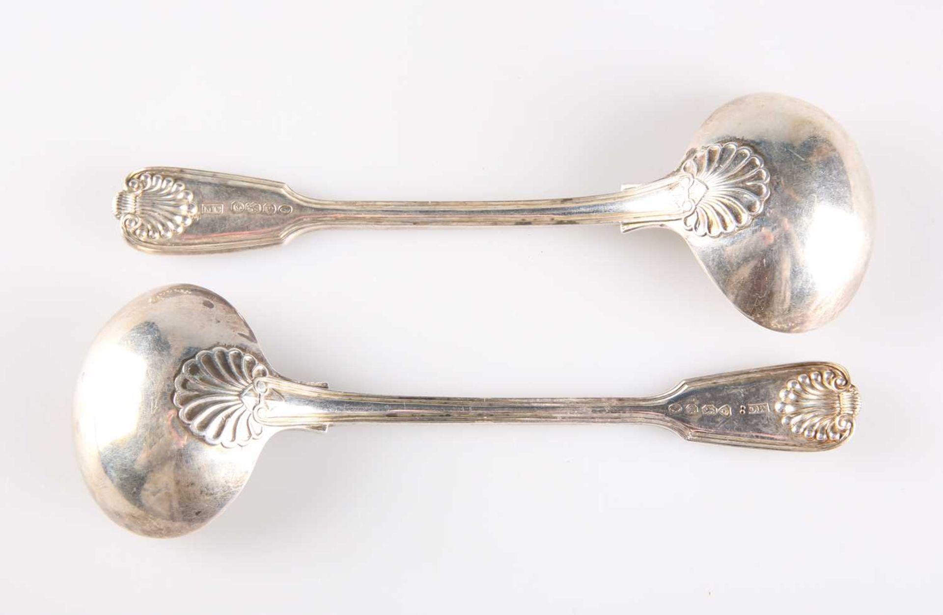 A PAIR OF WILLIAM IV SILVER SAUCE LADLES - Bild 2 aus 3