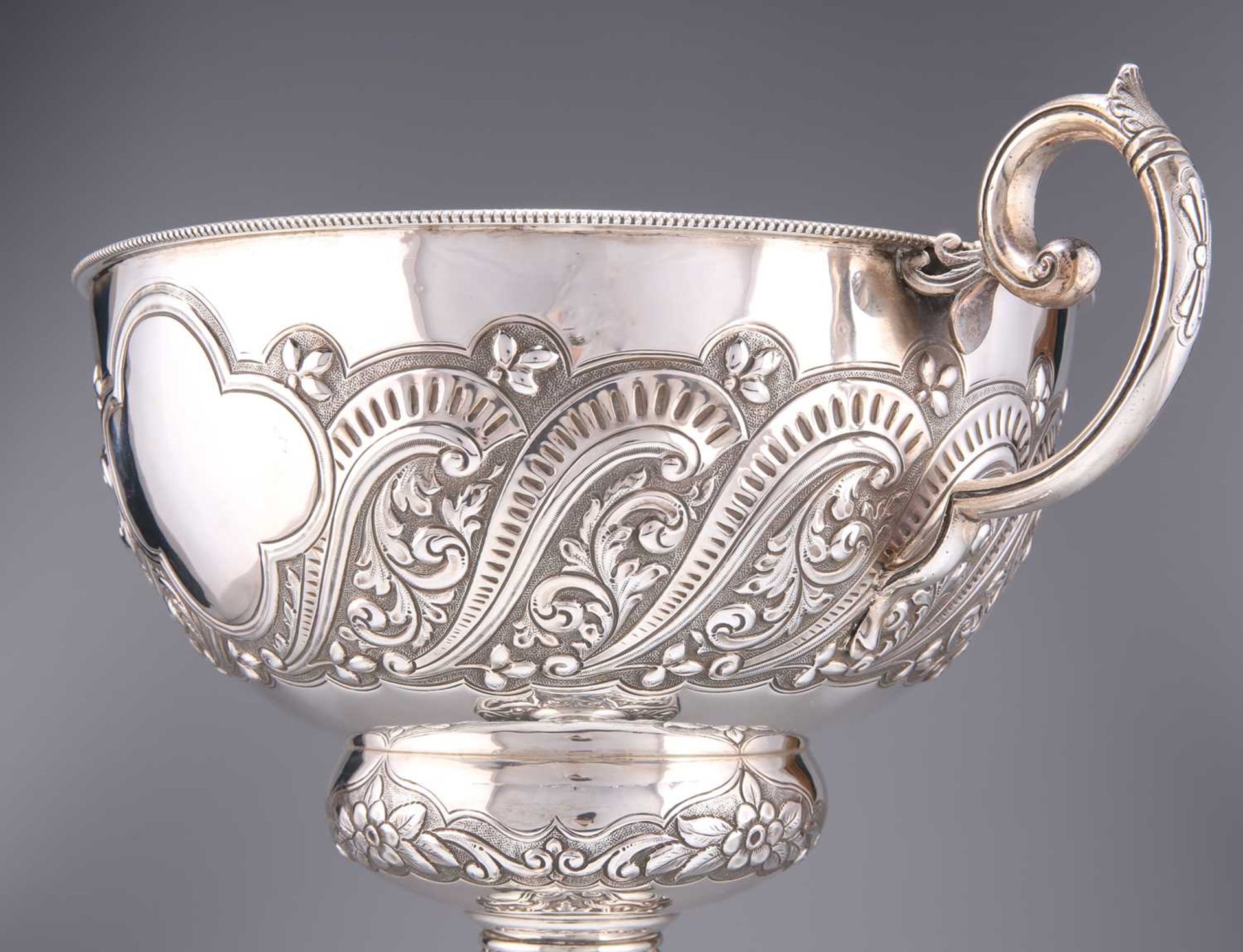 AN EDWARDIAN LARGE SILVER TROPHY CUP - Image 4 of 5