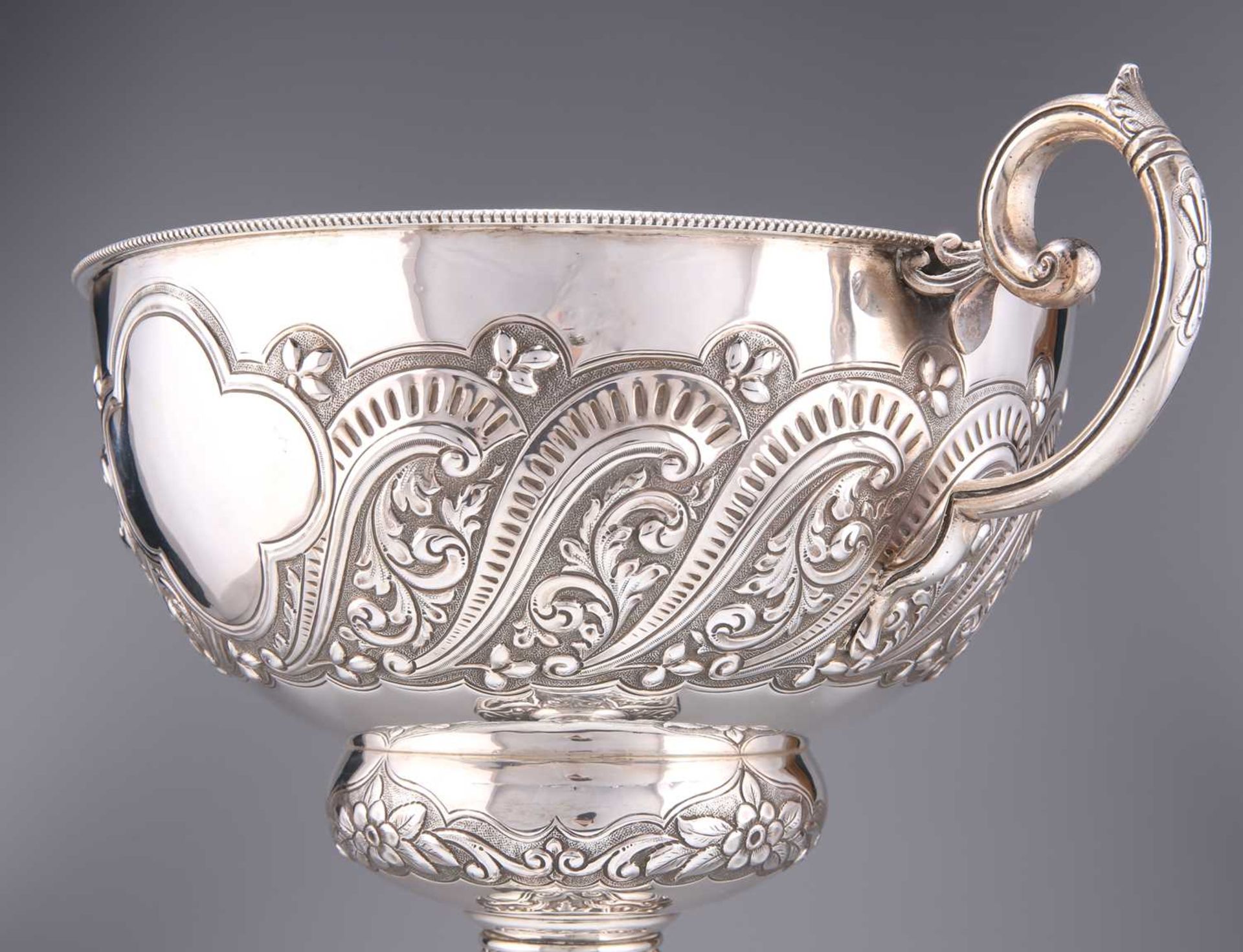 AN EDWARDIAN LARGE SILVER TROPHY CUP - Bild 4 aus 5