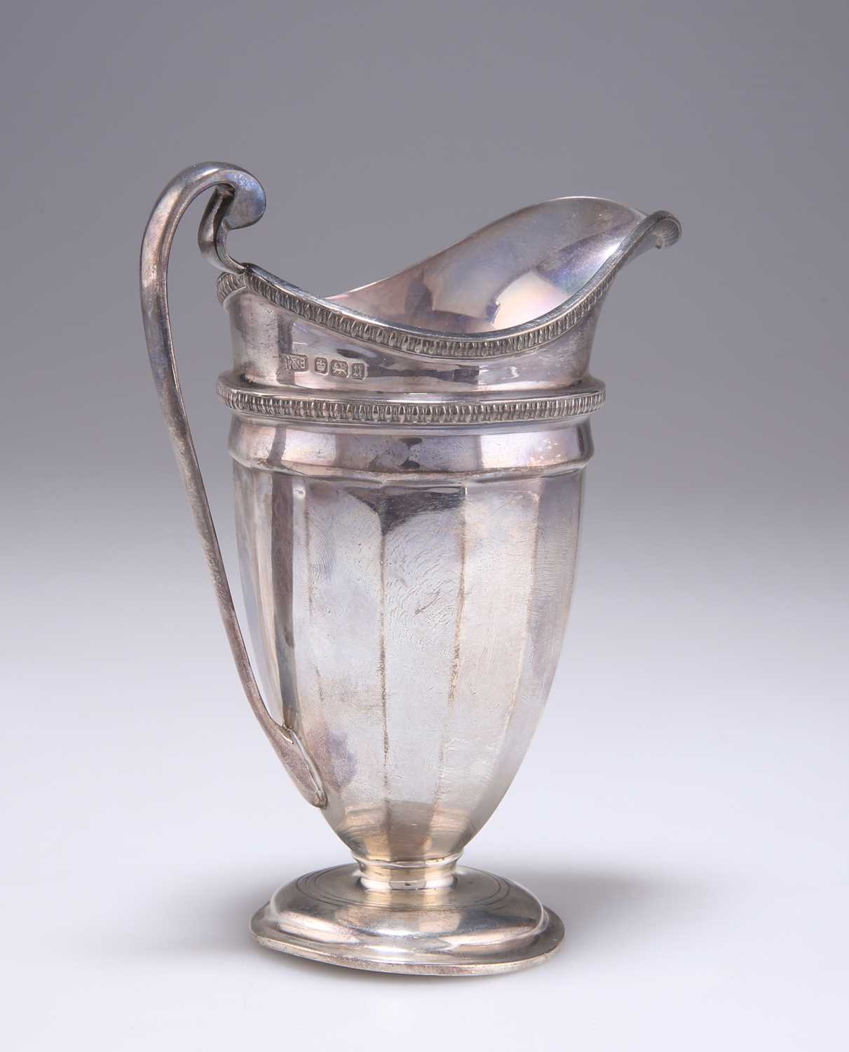 A GEORGE V SILVER CREAM JUG - Image 2 of 3