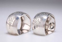 A PAIR OF VICTORIAN ENGRAVED SILVER NAPKIN RINGS