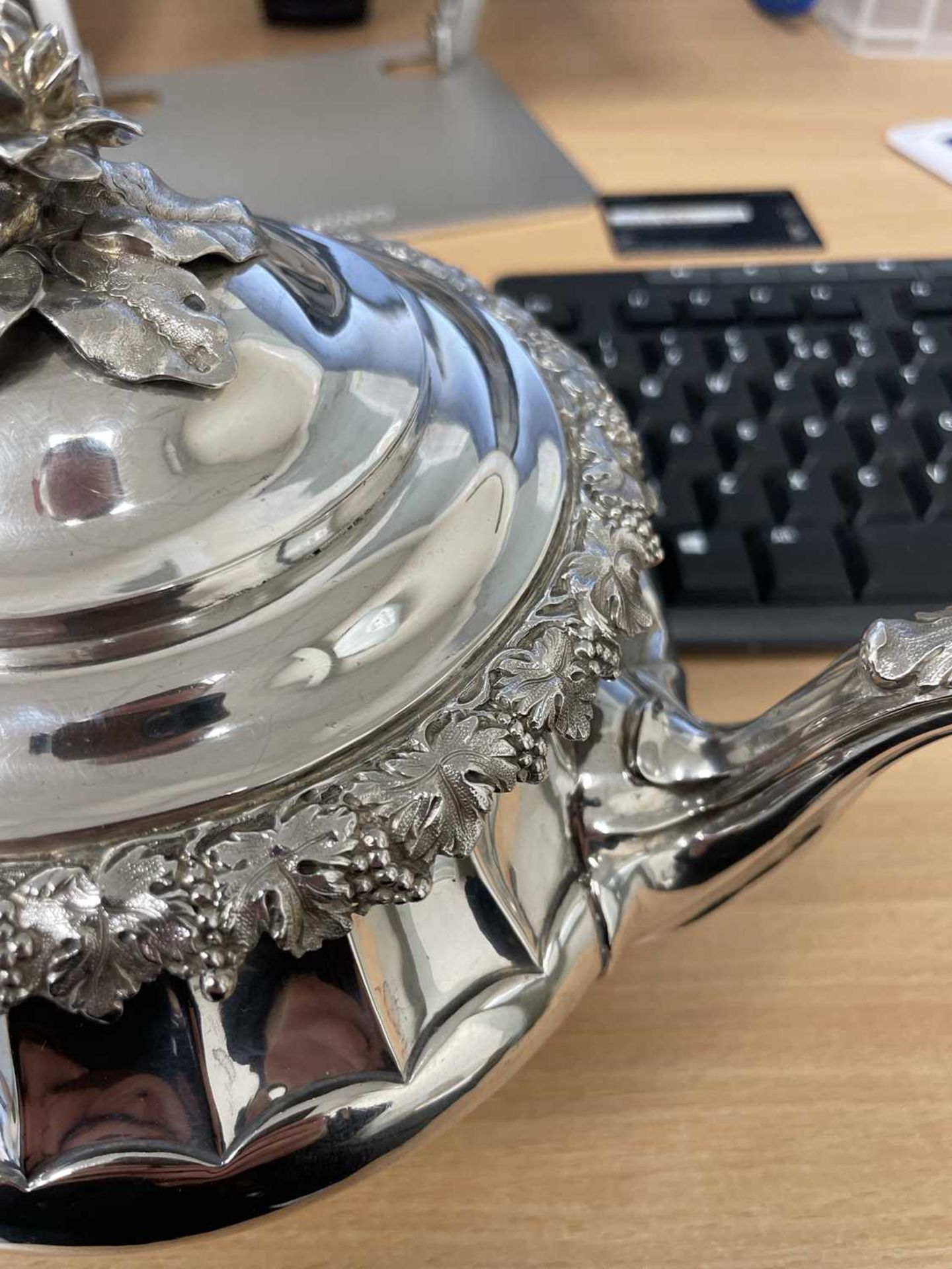 A GEORGE IV SILVER TEAPOT - Bild 6 aus 10