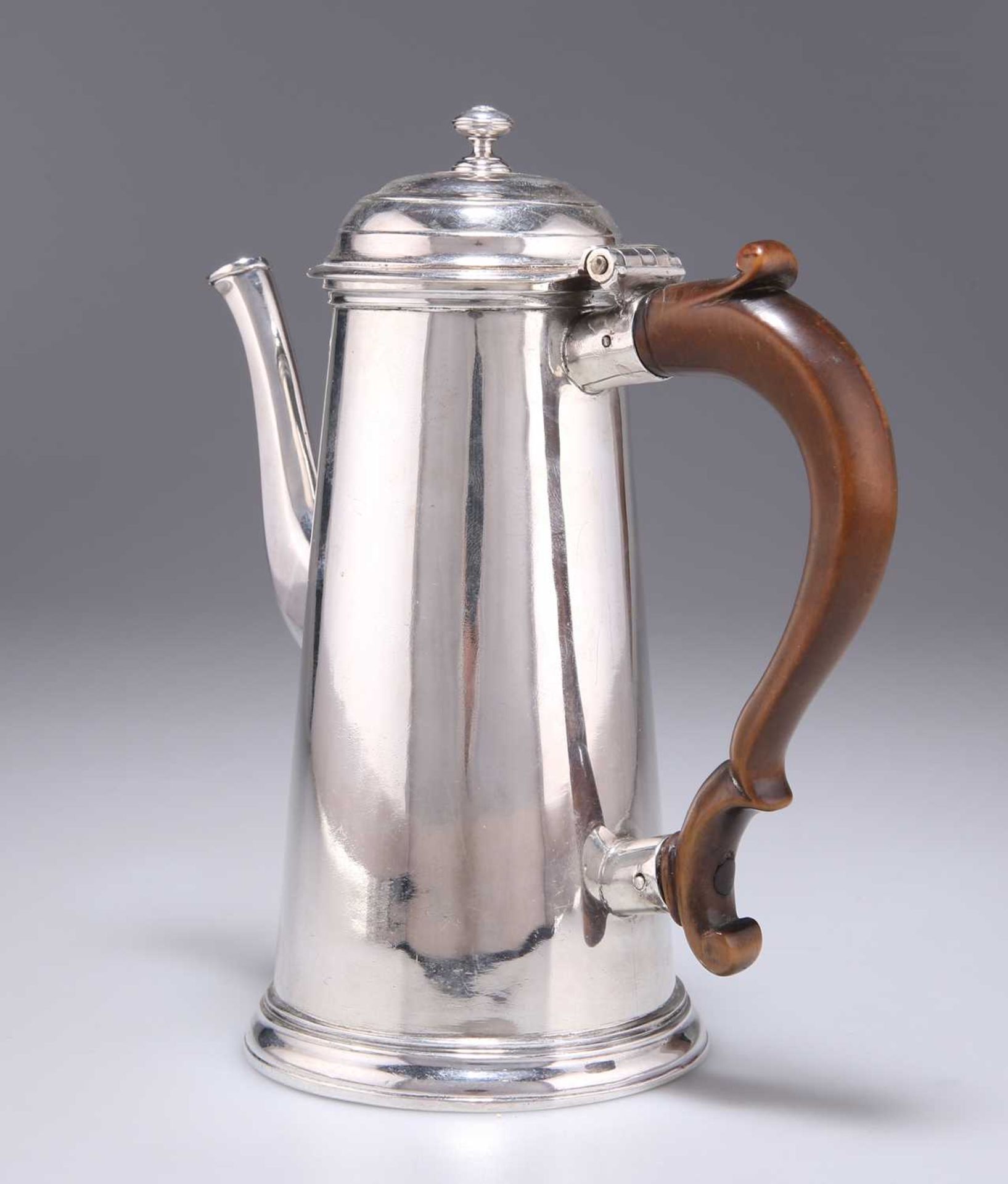 A GEORGE II SILVER COFFEE POT - Bild 2 aus 3