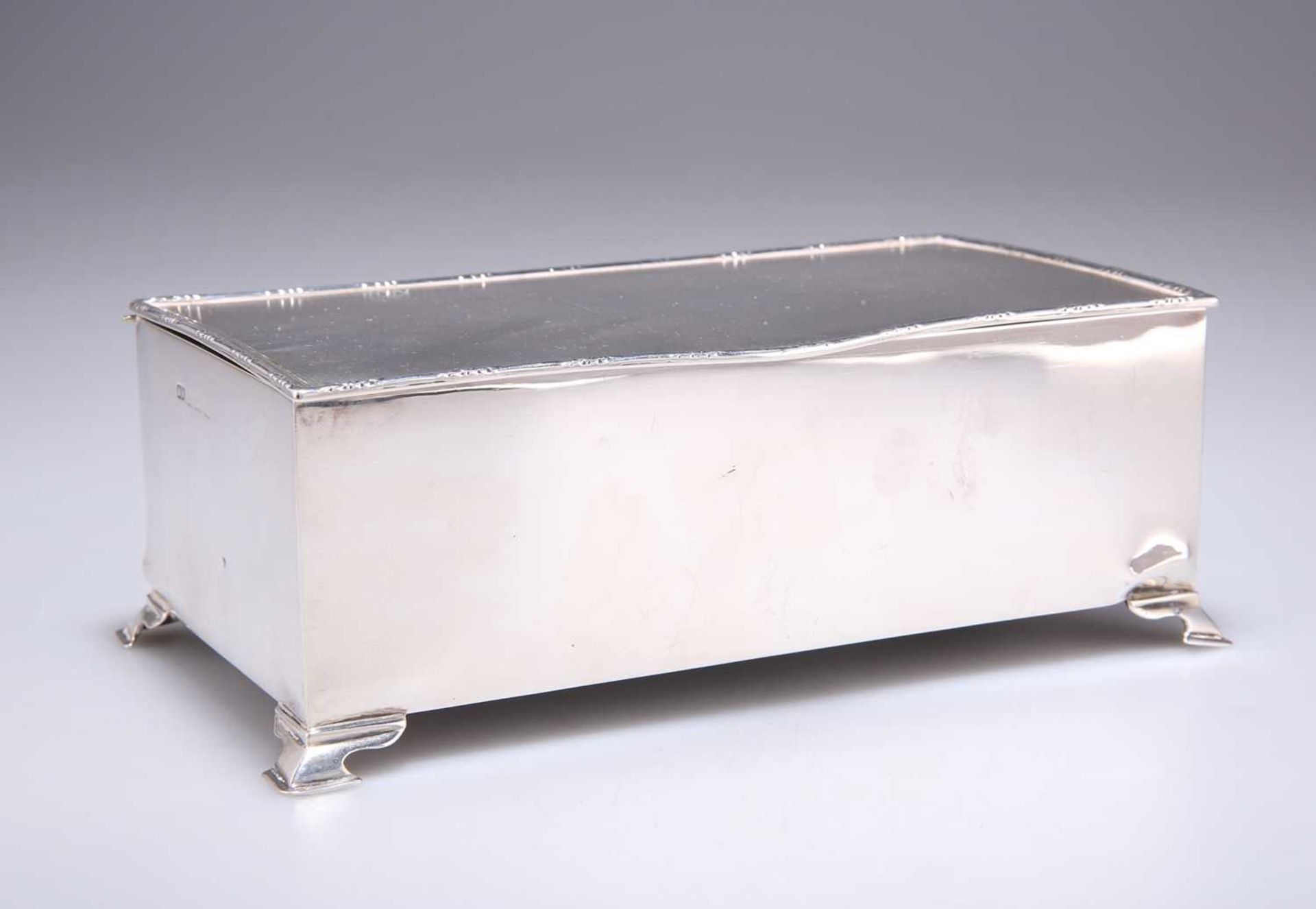 A GEORGE V SILVER CIGARETTE BOX - Bild 2 aus 3