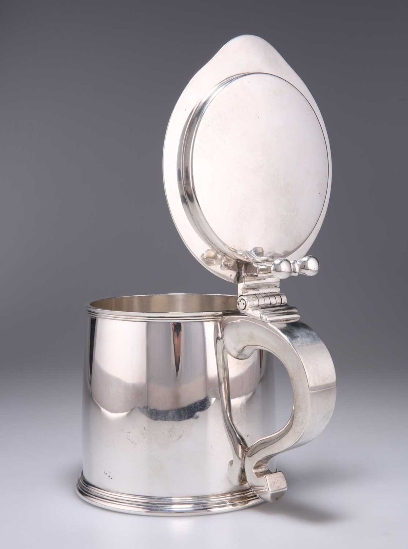 A LARGE 17TH CENTURY STYLE SILVER FLAT-TOP TANKARD - Bild 3 aus 4