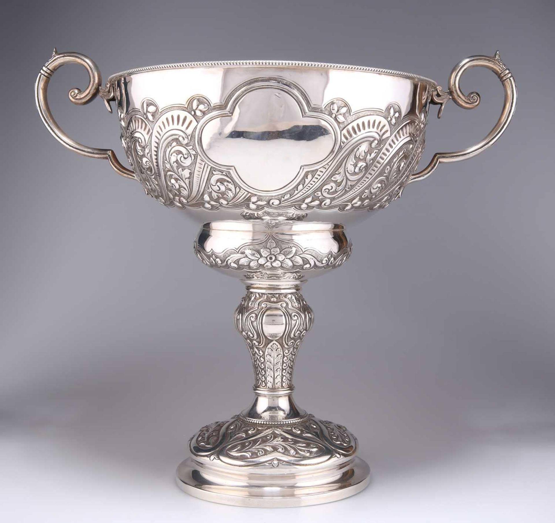 AN EDWARDIAN LARGE SILVER TROPHY CUP - Image 3 of 5