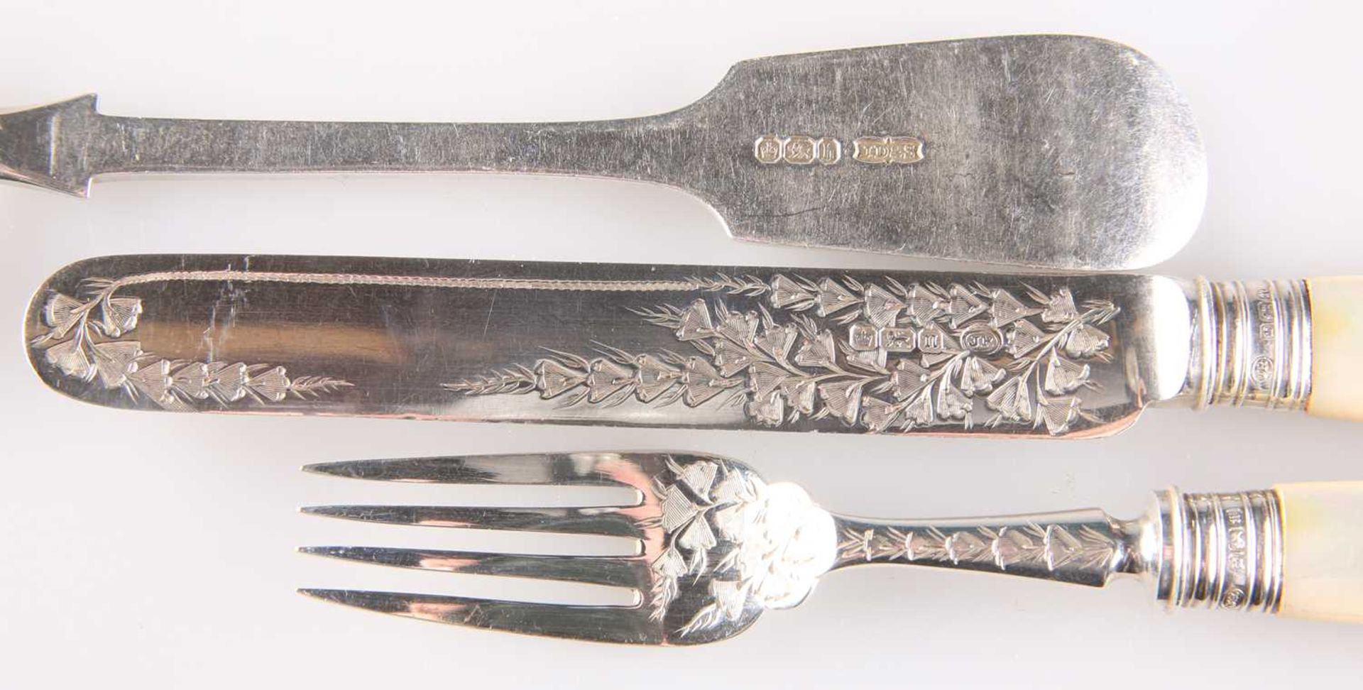 A PARTIAL SILVER CANTEEN FOR TWELVE PERSONS, VICTORIAN AND LATER - Bild 2 aus 3