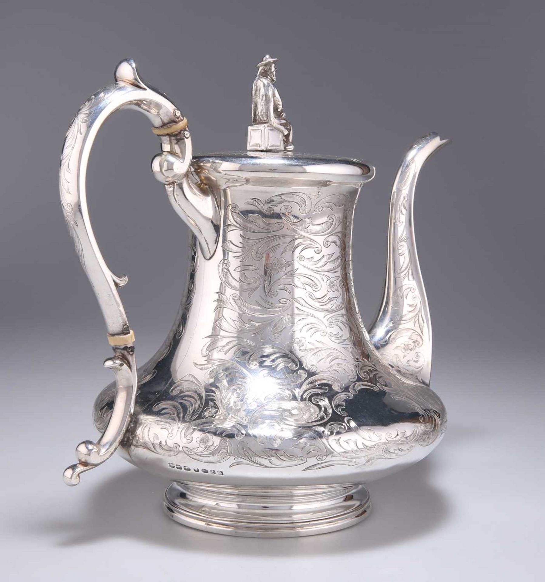 AN EARLY VICTORIAN SILVER COFFEE POT - Bild 2 aus 10