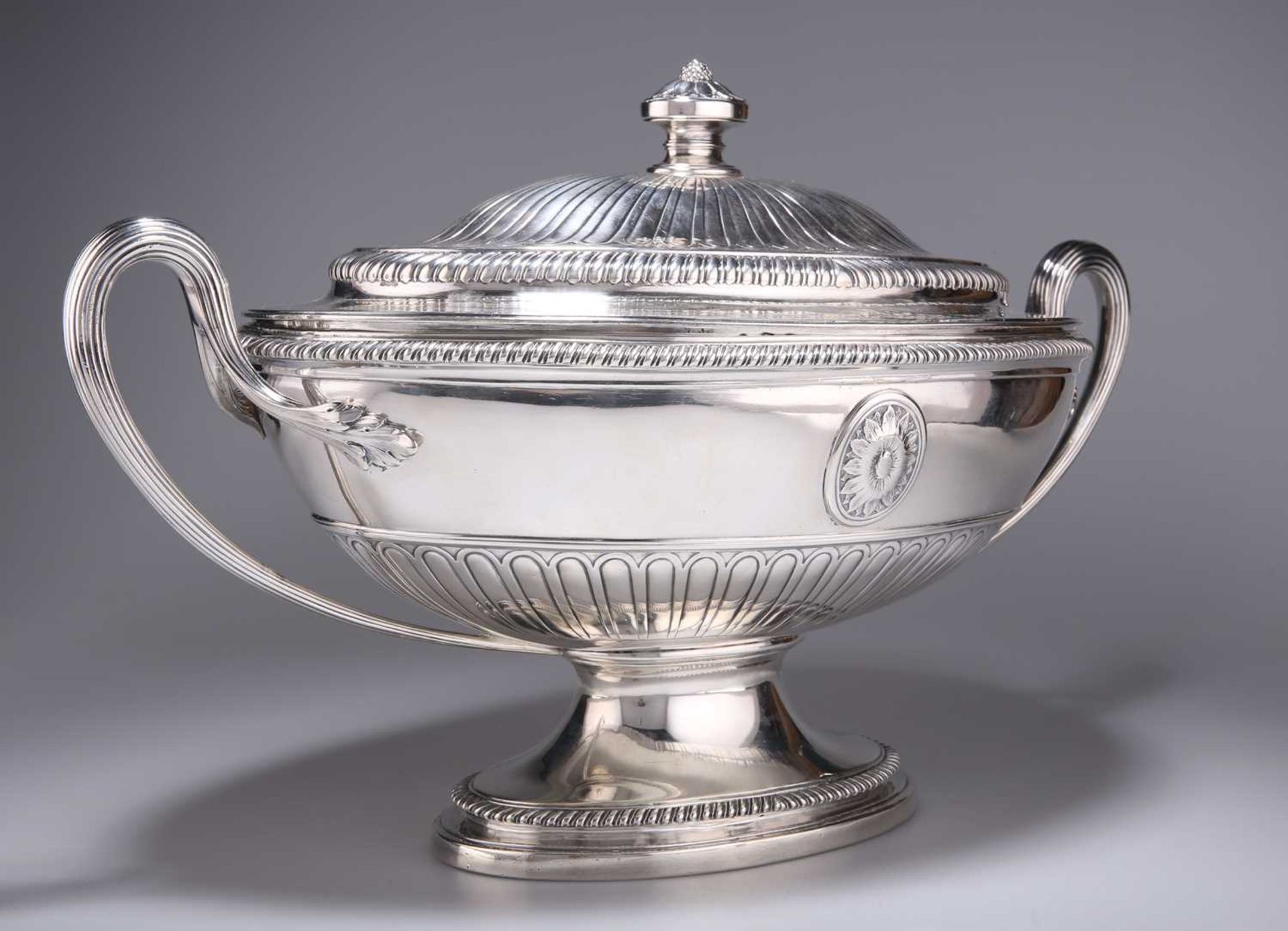 A GEORGE III SILVER SOUP TUREEN AND COVER - Image 3 of 4