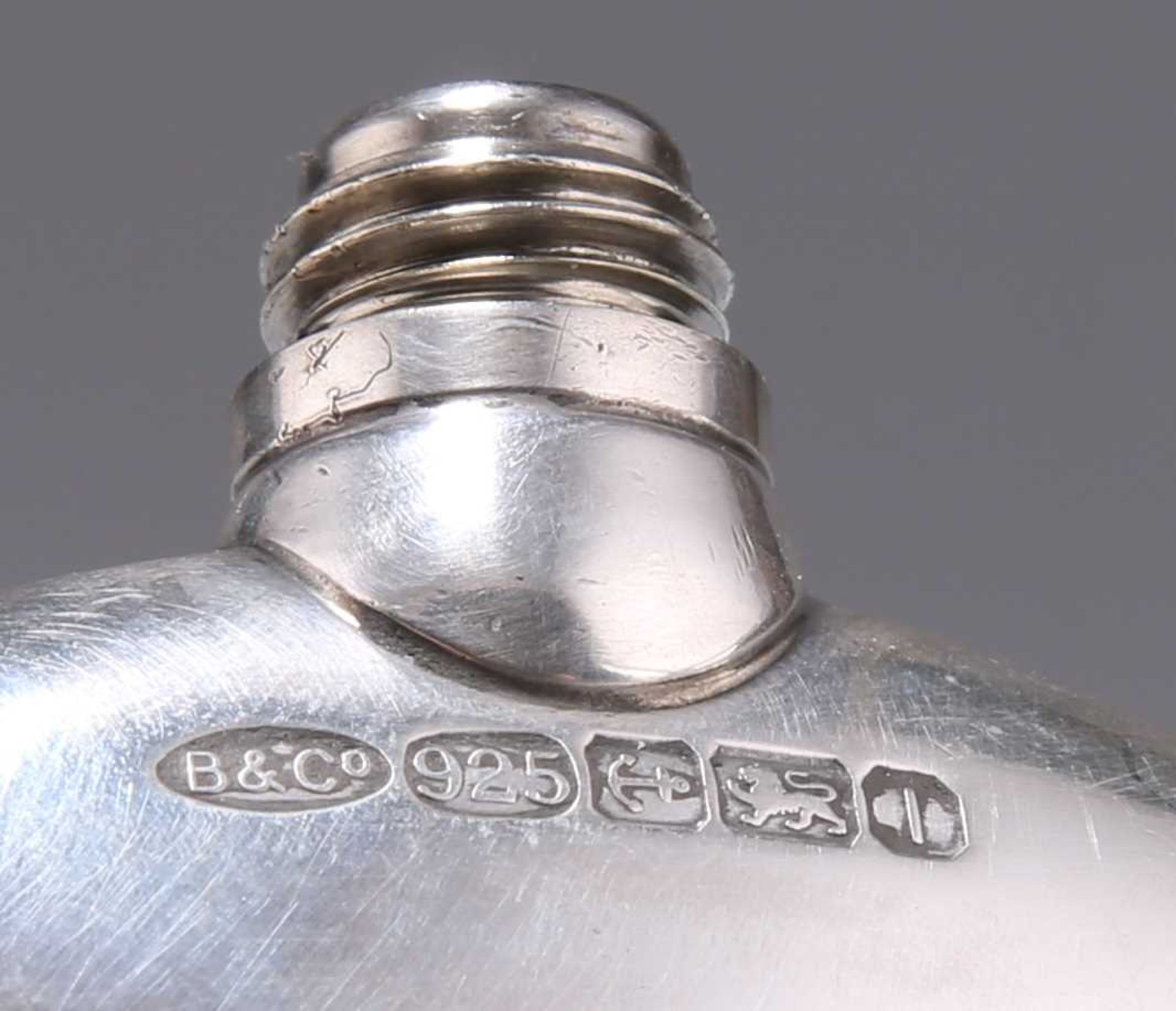 AN ELIZABETH II SILVER FLASK - Bild 3 aus 3