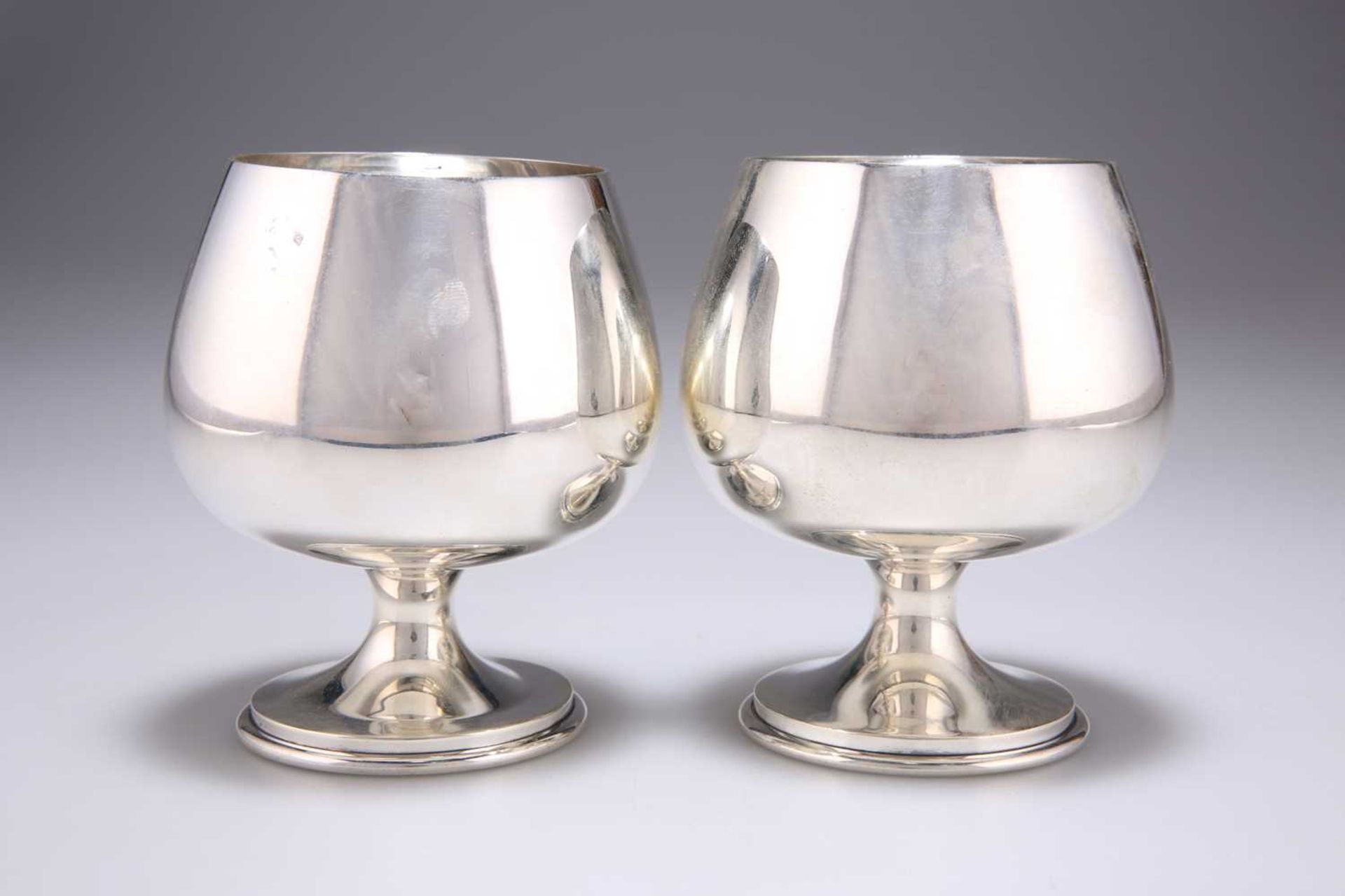 A PAIR OF ELIZABETH II SILVER GOBLETS - Bild 2 aus 2