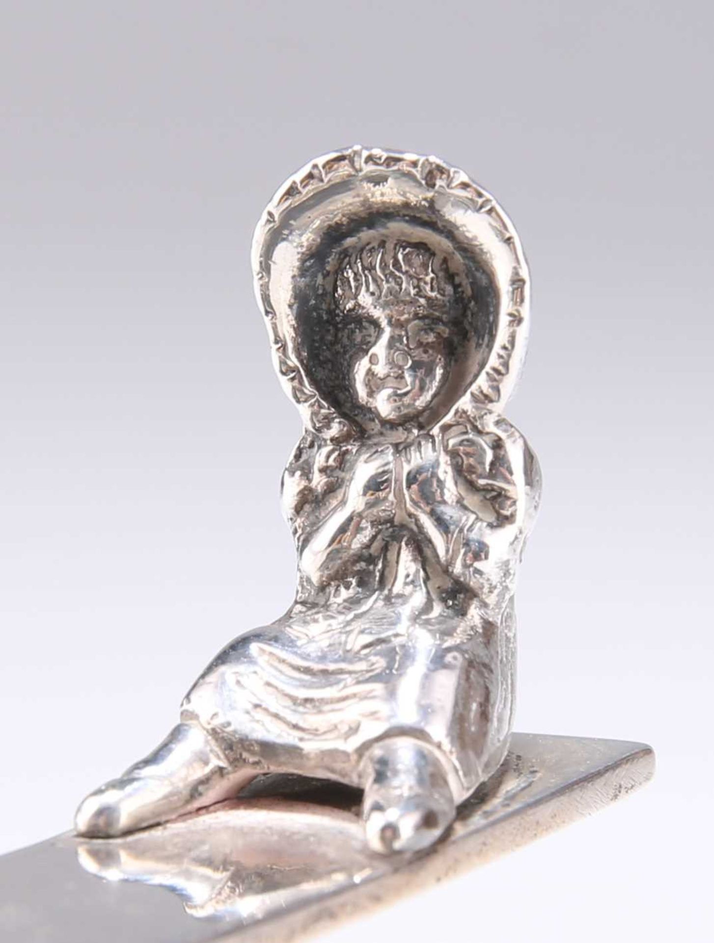 AN EDWARDIAN SILVER AND TORTOISESHELL NOVELTY DESK CLIP - Image 2 of 3