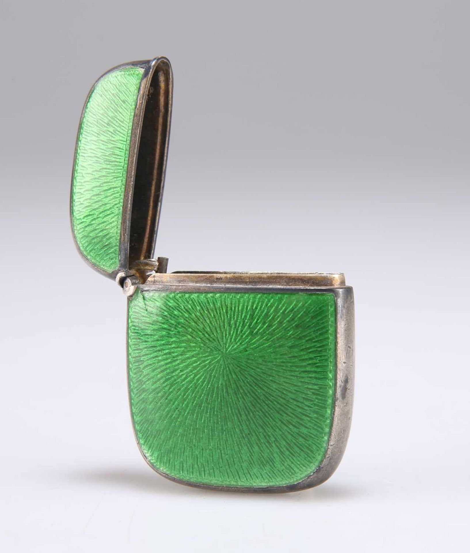 AN EARLY 20TH CENTURY NORWEGIAN SILVER AND GUILLOCHÉ ENAMEL VESTA CASE - Bild 2 aus 2