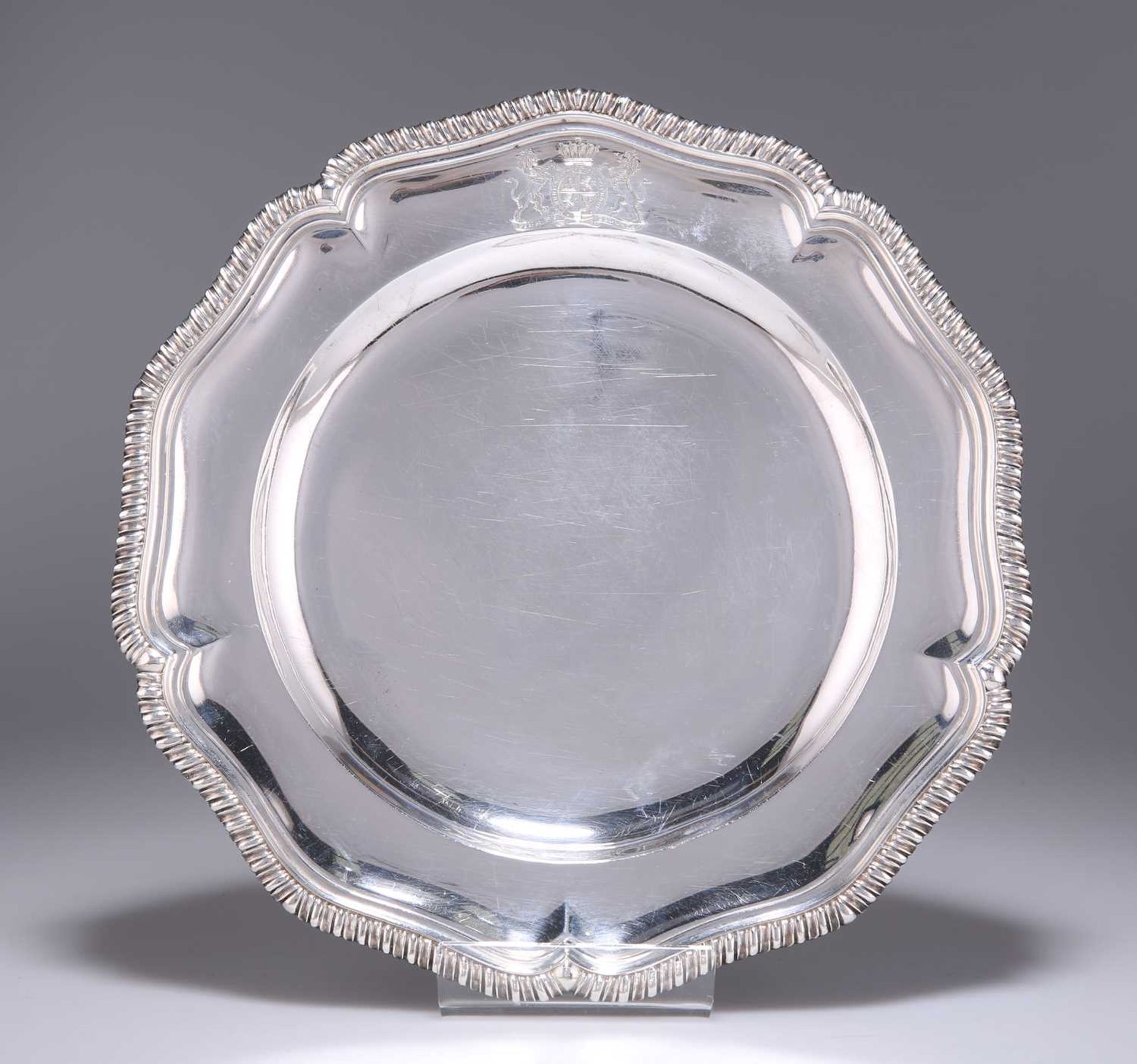 A SET OF SIX VICTORIAN SILVER DINNER PLATES - Image 2 of 4