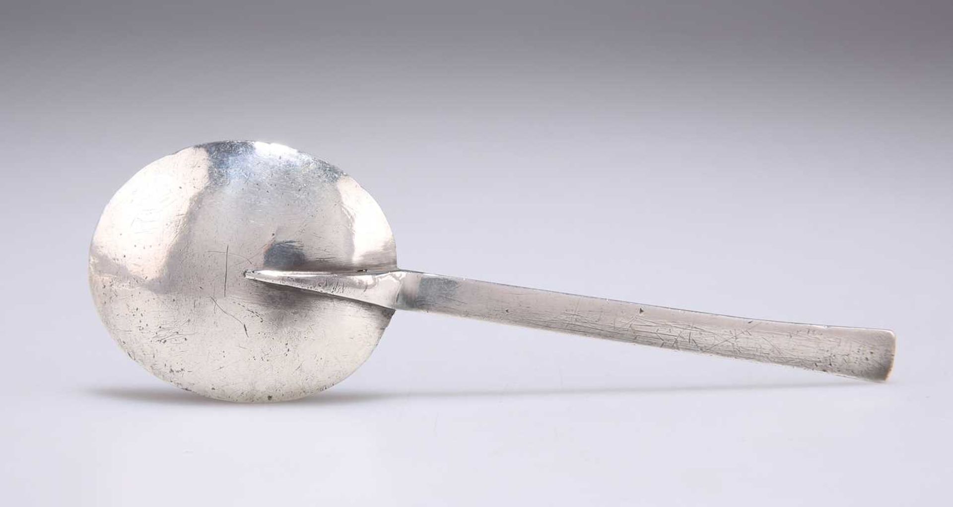 A 17TH CENTURY SILVER STUMP TOP SPOON - Image 2 of 2