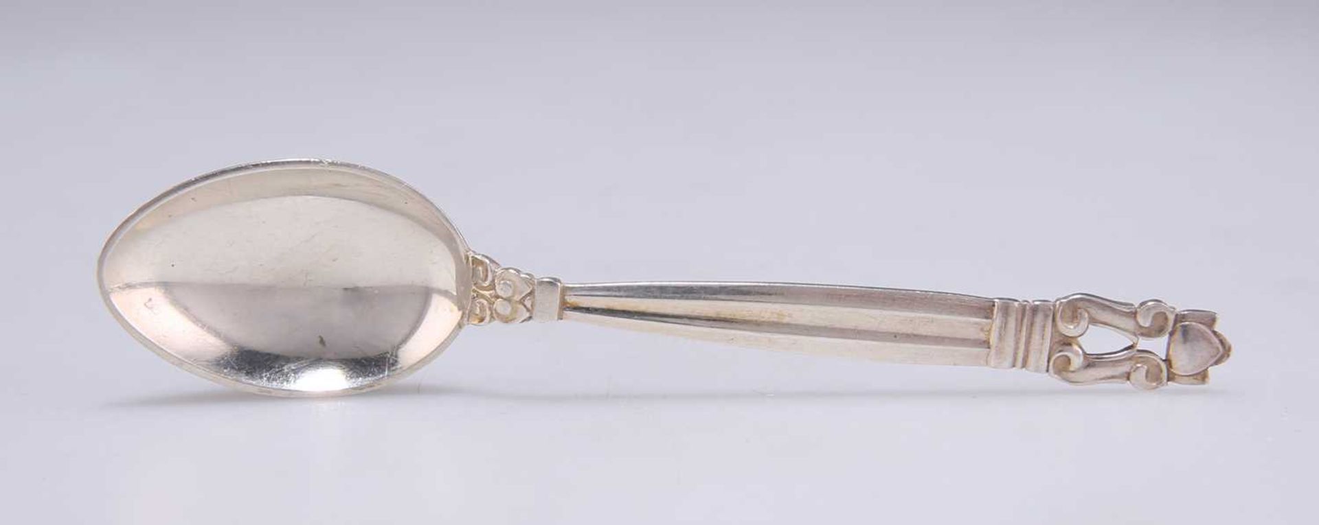 JOHAN ROHDE FOR GEORG JENSEN: A SET OF TWELVE ACORN PATTERN STERLING SILVER TEASPOONS - Bild 3 aus 3