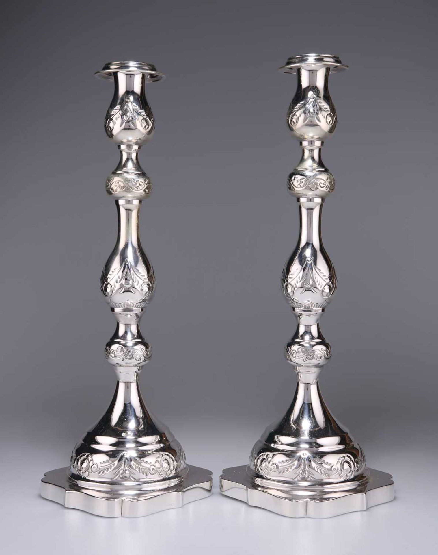 JUDAICA: A FINE PAIR OF GEORGE V SILVER SABBATH CANDLESTICKS - Bild 2 aus 3