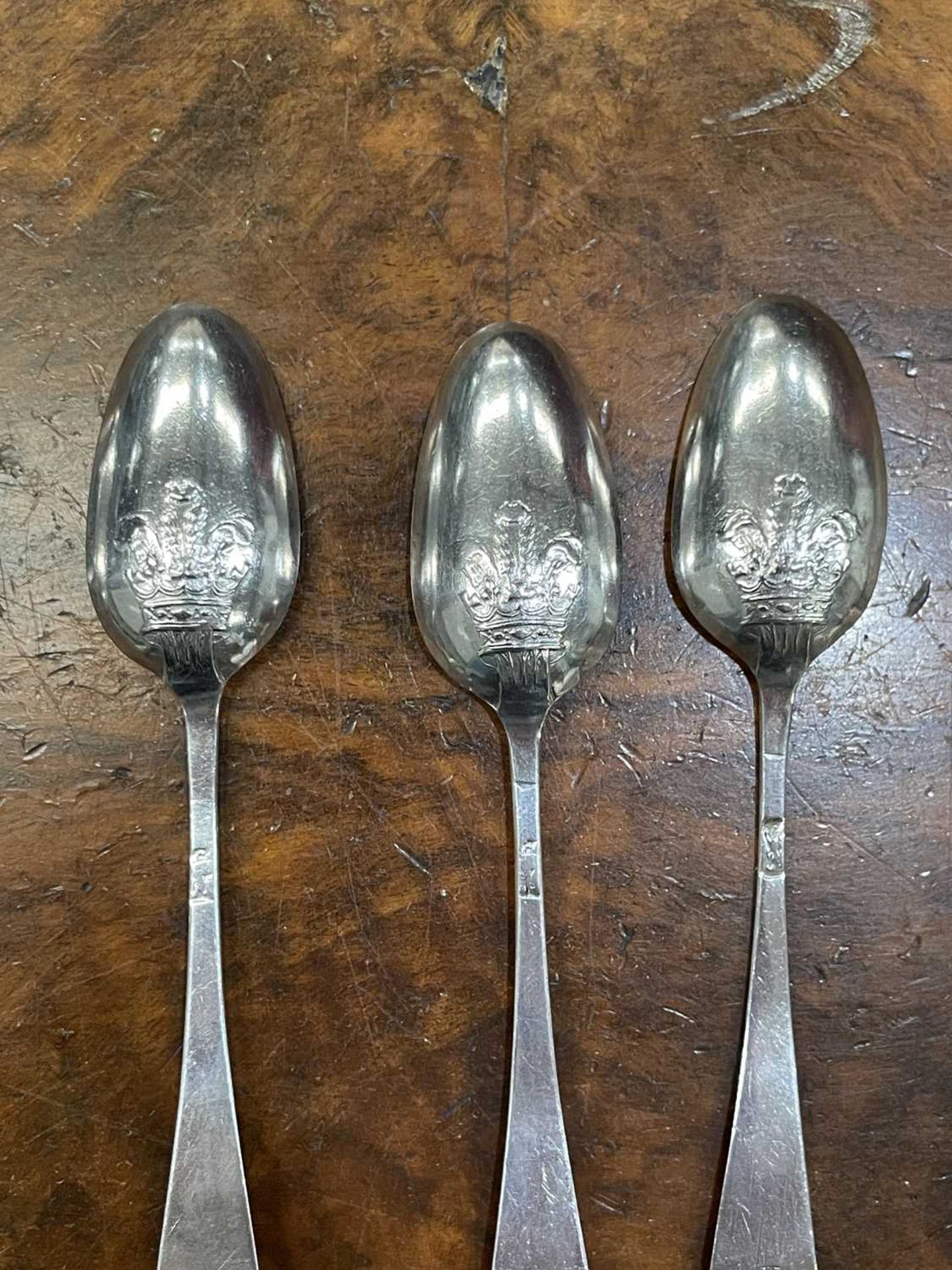 TWELVE SILVER HANOVERIAN PATTERN PICTURE-BACK TEASPOONS, 18TH CENTURY - Bild 6 aus 6