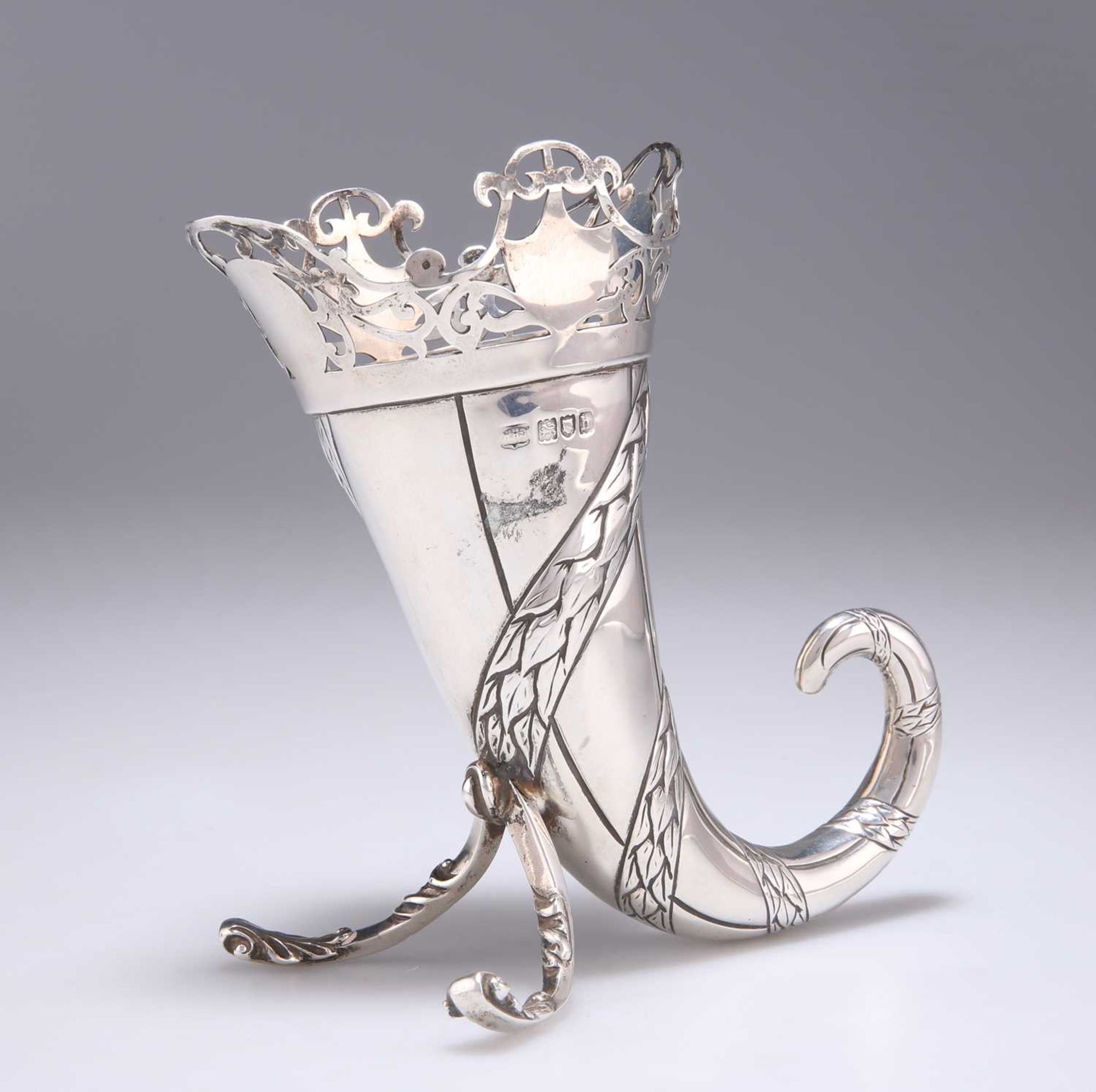 AN EDWARDIAN SILVER CORNUCOPIA VASE - Image 2 of 3