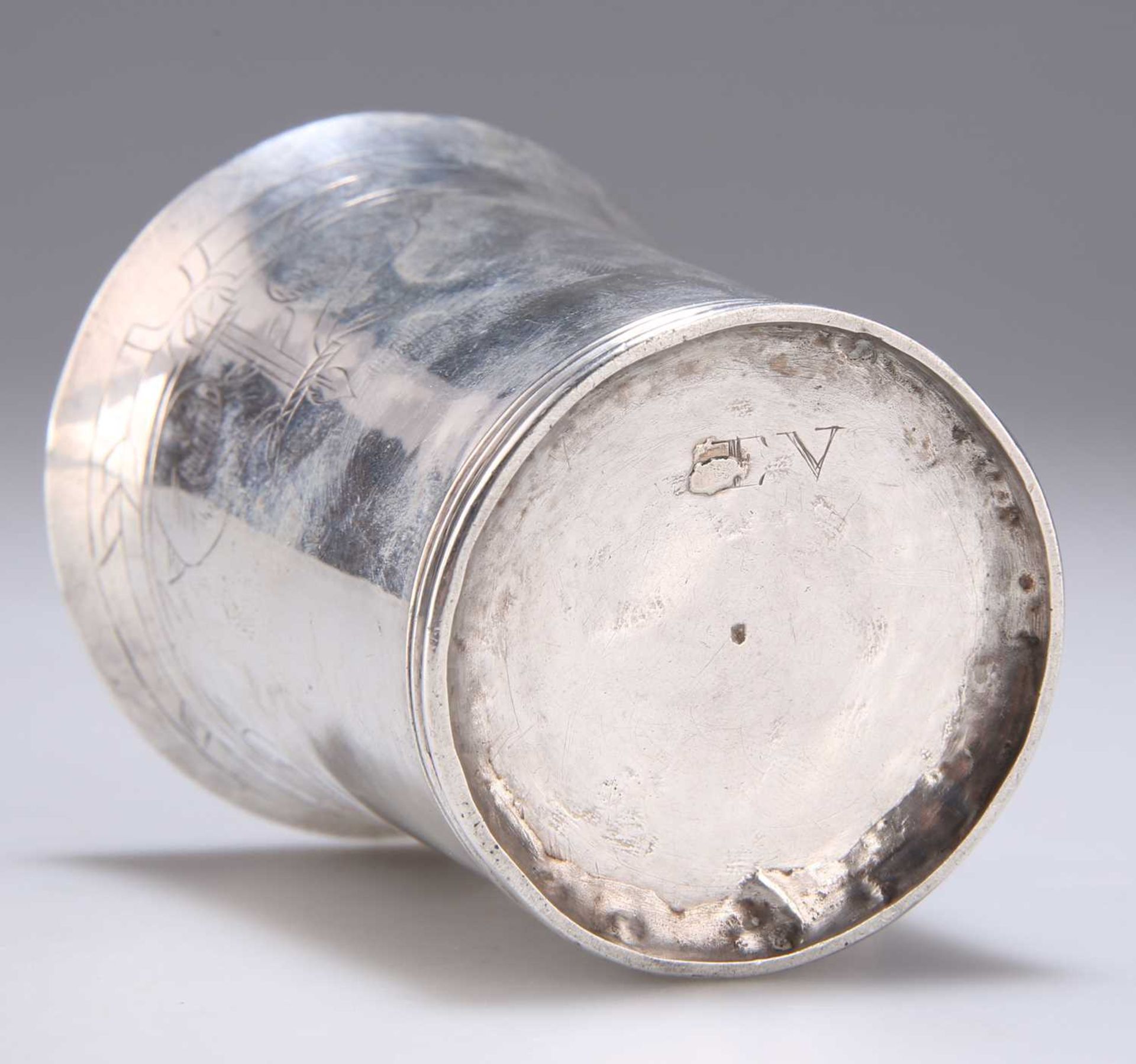 A CHARLES II SILVER BEAKER - Bild 3 aus 3