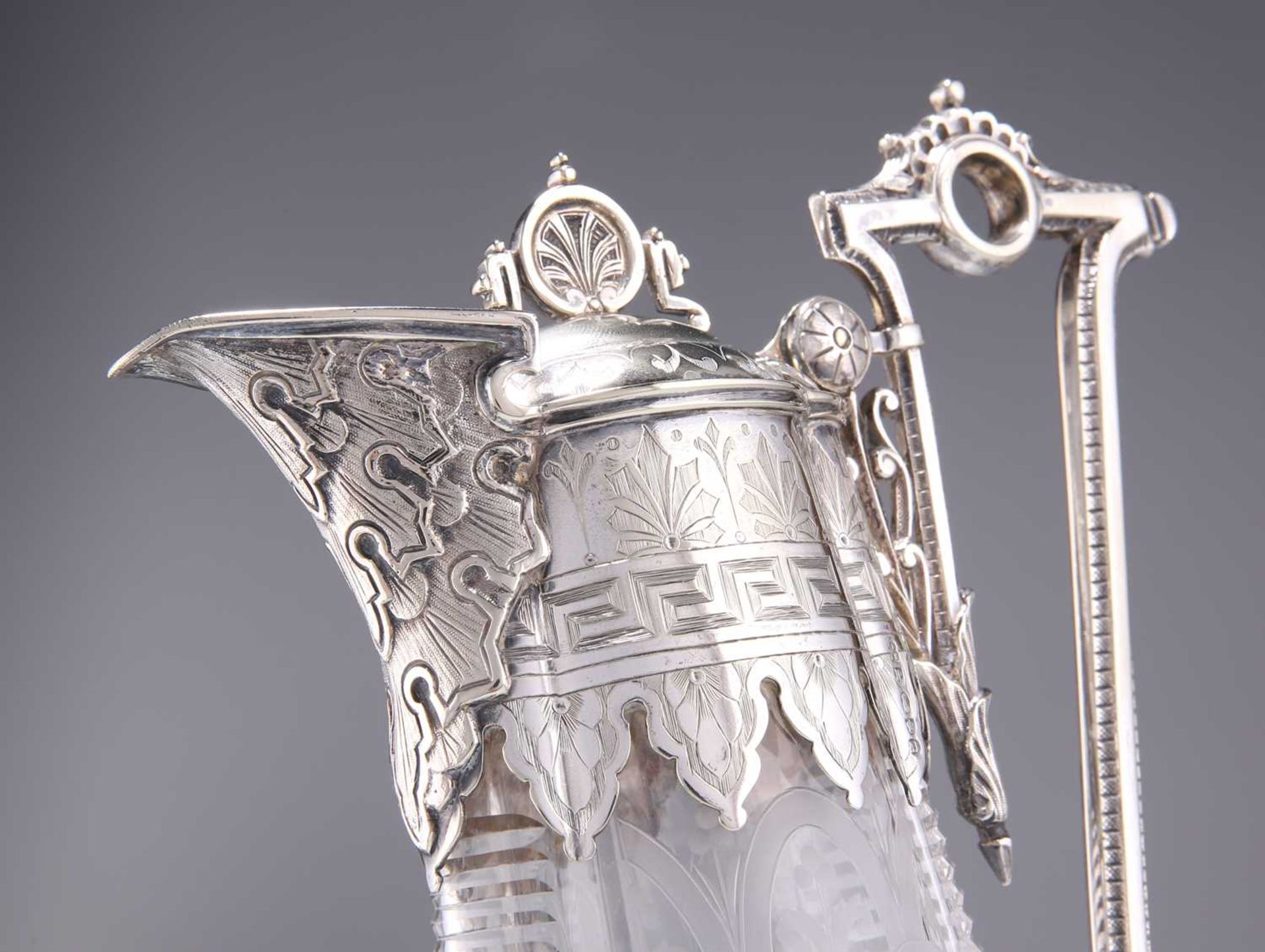 A VICTORIAN SILVER-PLATE MOUNTED CLARET JUG - Bild 3 aus 7