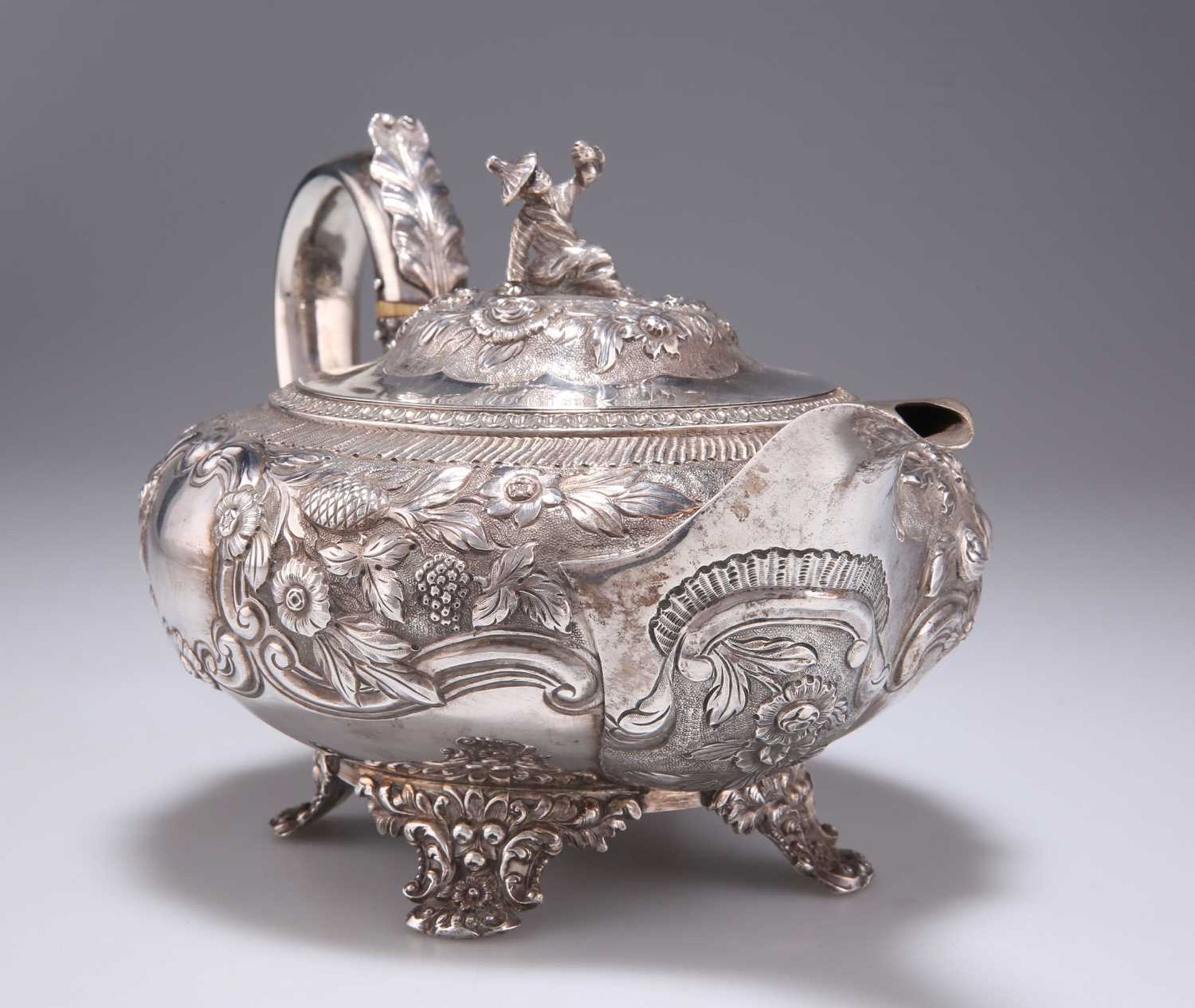 A GEORGE IV SILVER TEAPOT - Bild 2 aus 6