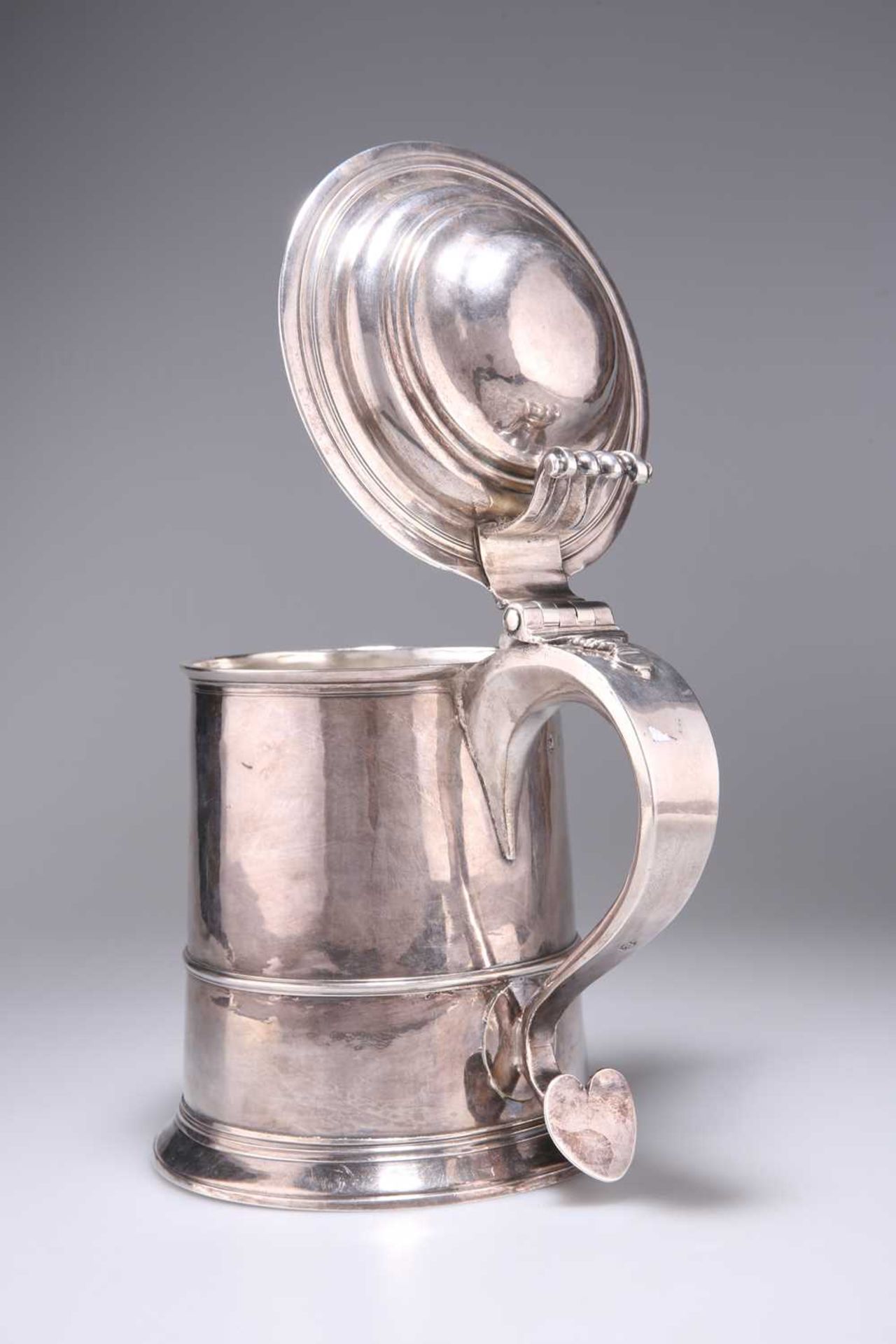 A GEORGE I BRITANNIA STANDARD SILVER TANKARD - Bild 3 aus 4