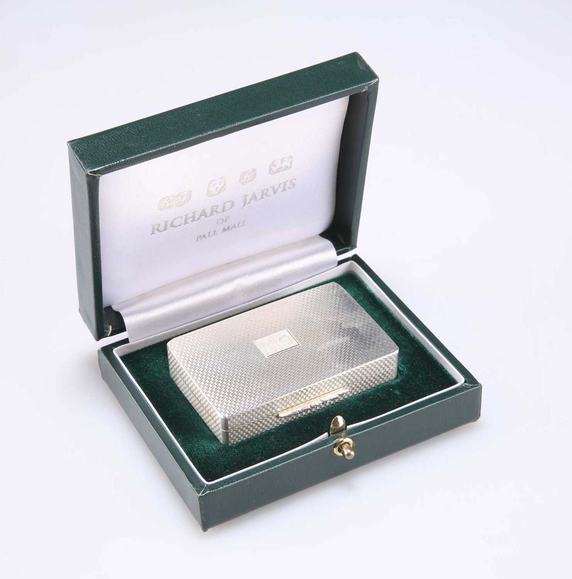 AN ELIZABETH II SILVER SNUFF BOX