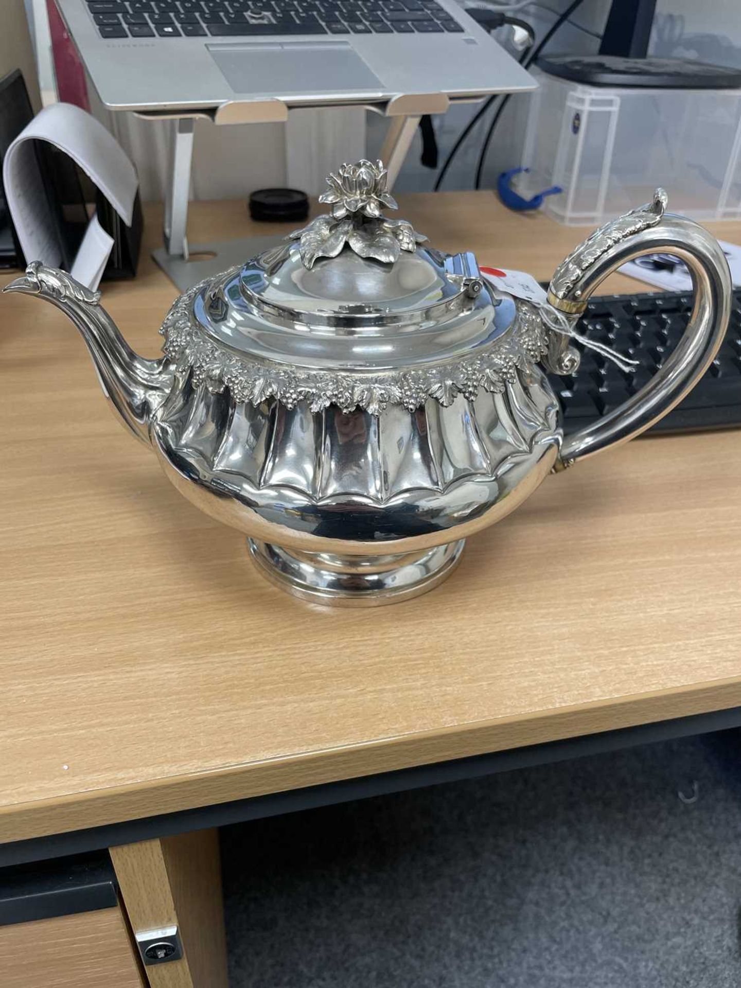 A GEORGE IV SILVER TEAPOT - Bild 10 aus 10