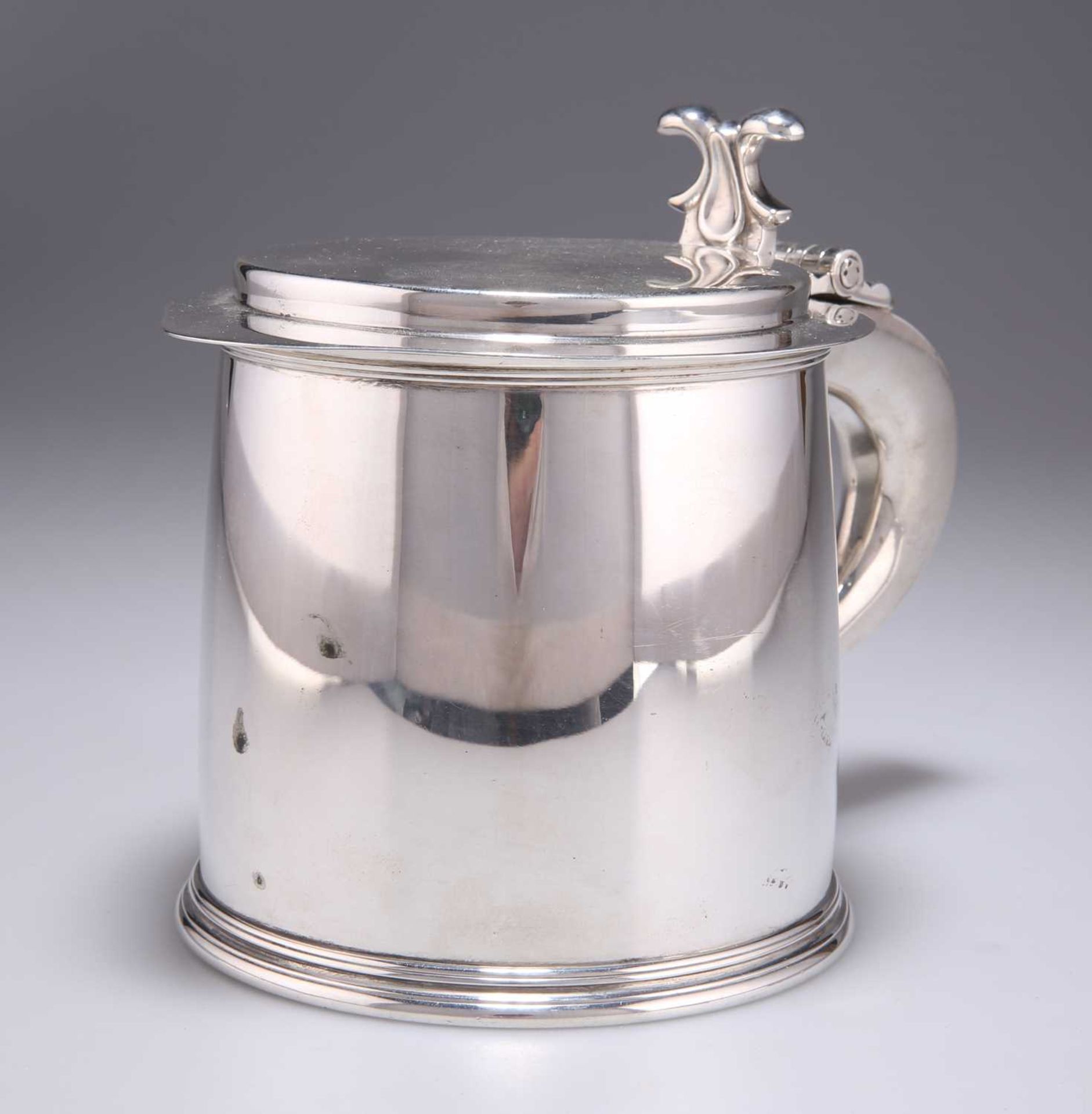 A LARGE 17TH CENTURY STYLE SILVER FLAT-TOP TANKARD - Bild 2 aus 4