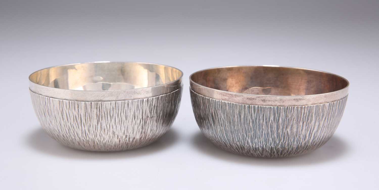 GERALD BENNEY: A PAIR OF ELIZABETH II SILVER BOWLS - Image 2 of 2