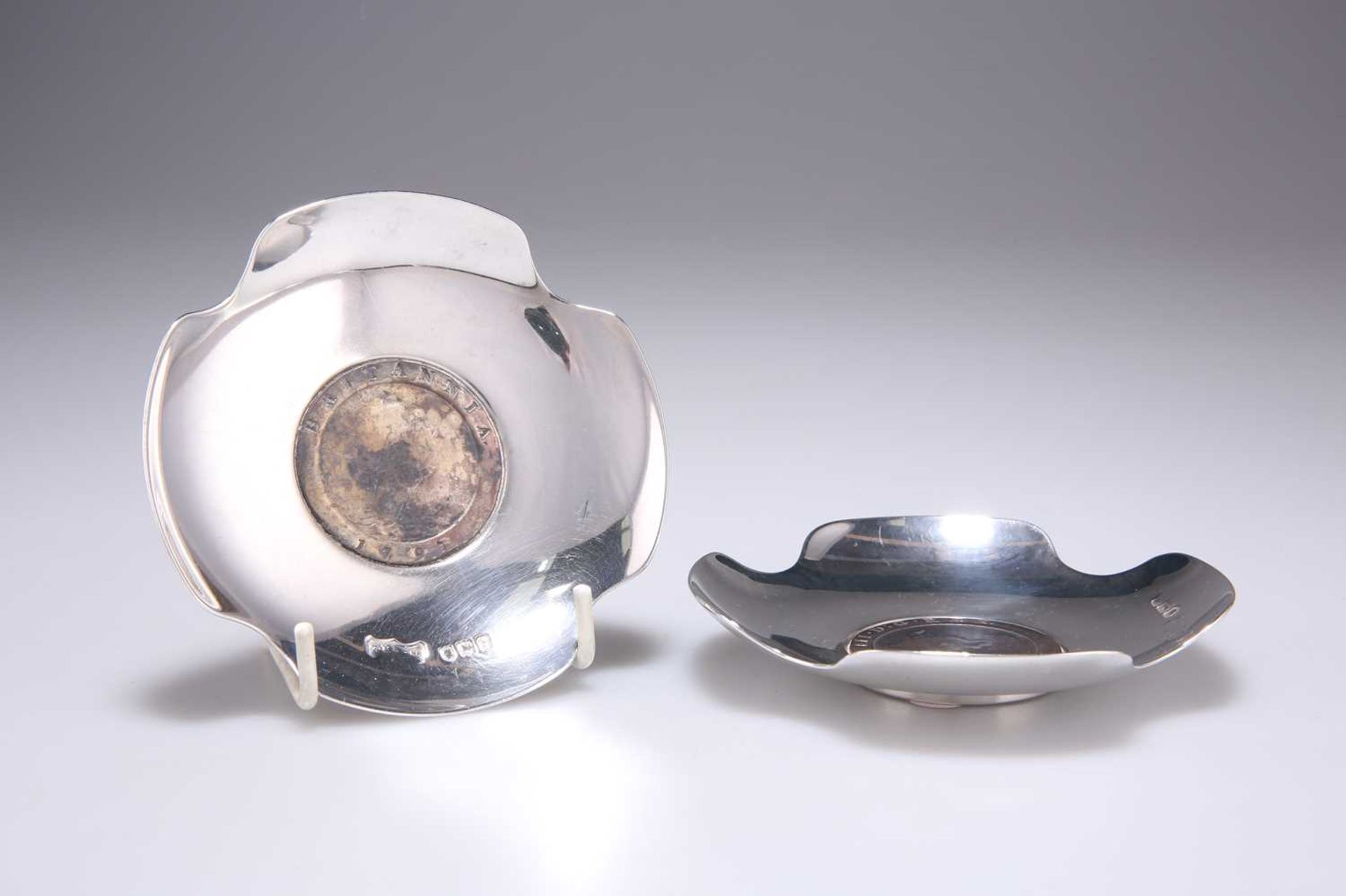 A PAIR OF LATE VICTORIAN SILVER 'CARTWHEEL PENNY' COIN DISHES - Image 2 of 3