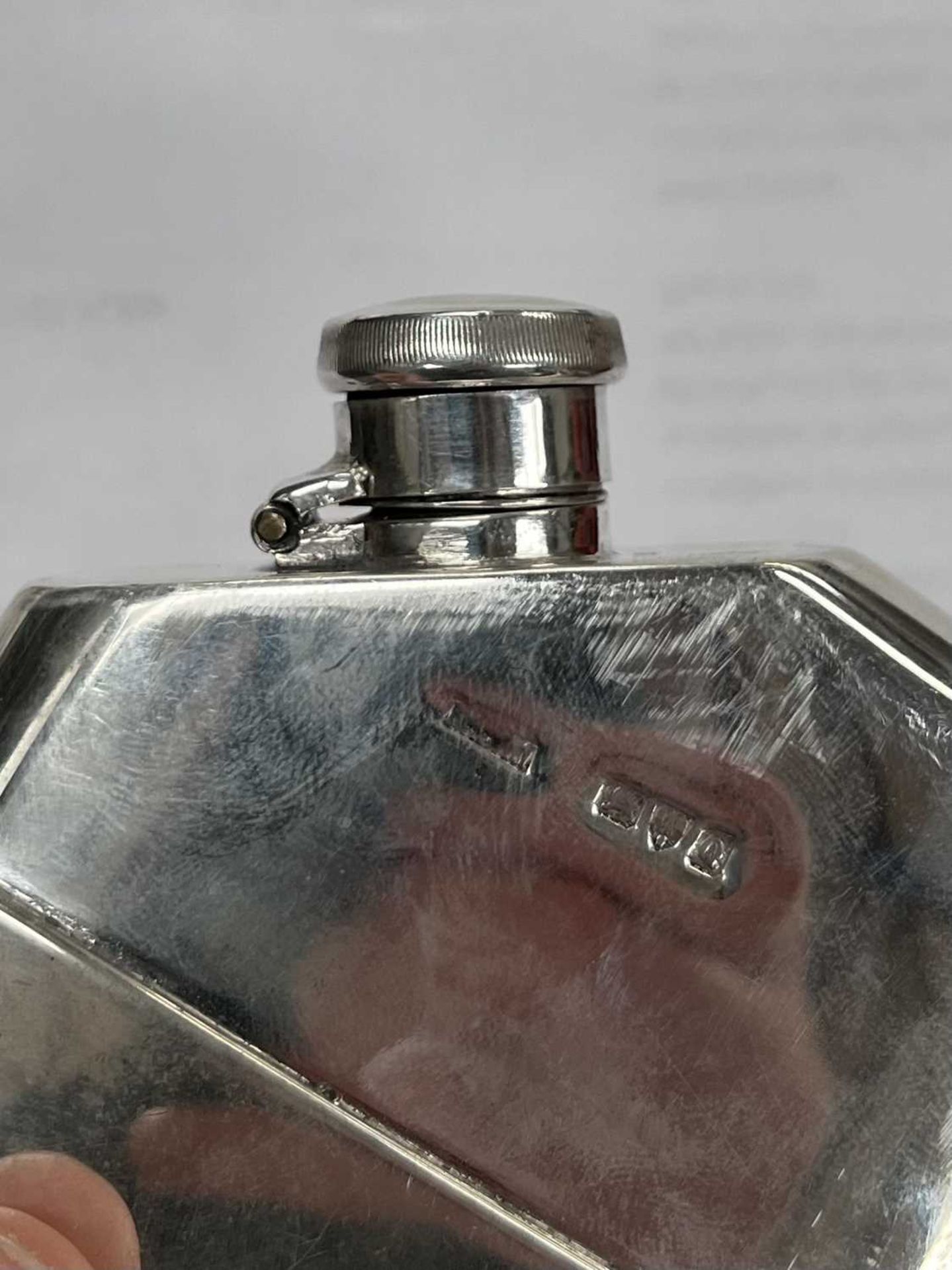 A LATE VICTORIAN SILVER SPIRIT FLASK - Image 7 of 7