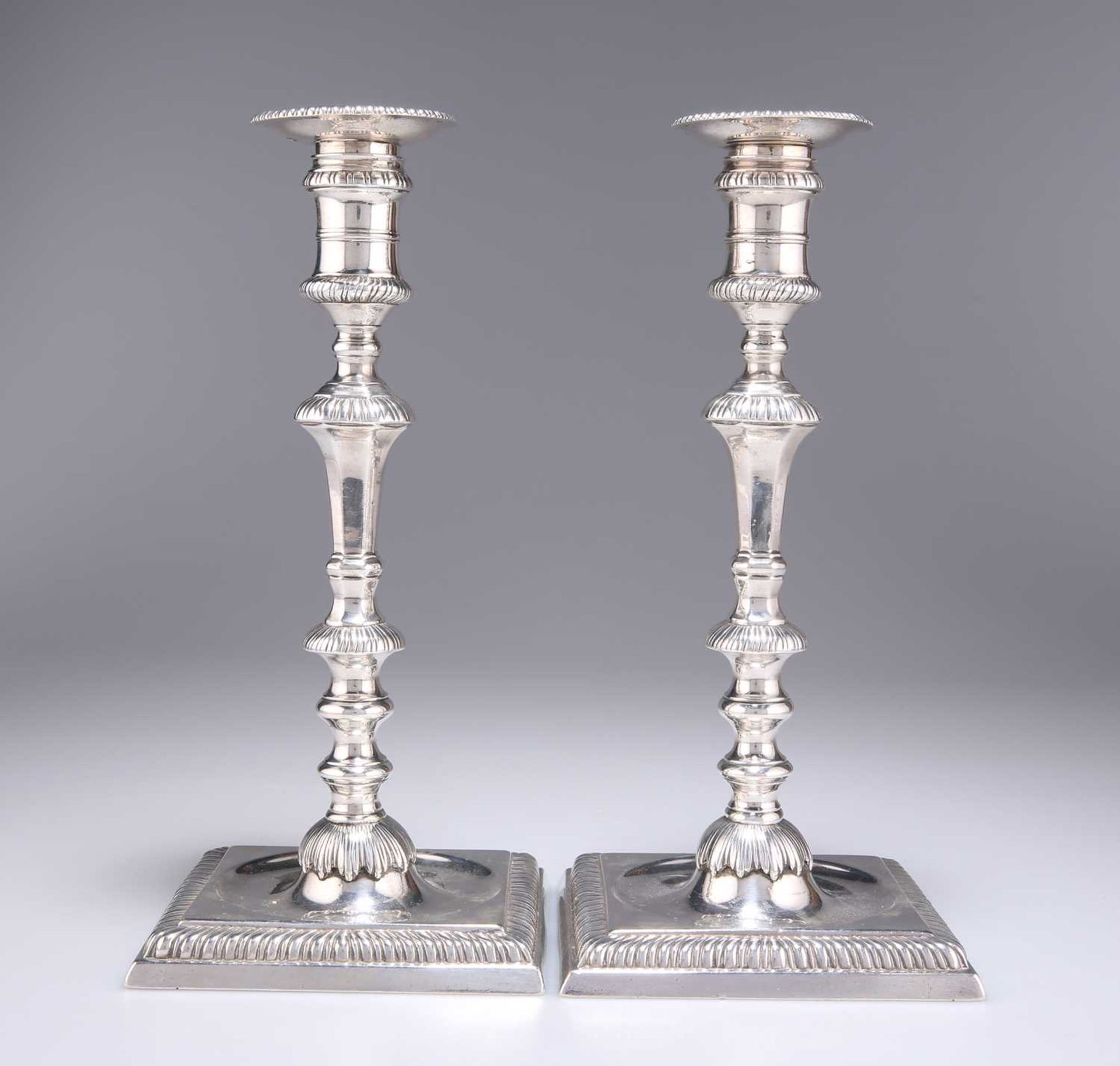 A PAIR OF GEORGE II SILVER CANDLESTICKS - Bild 2 aus 3