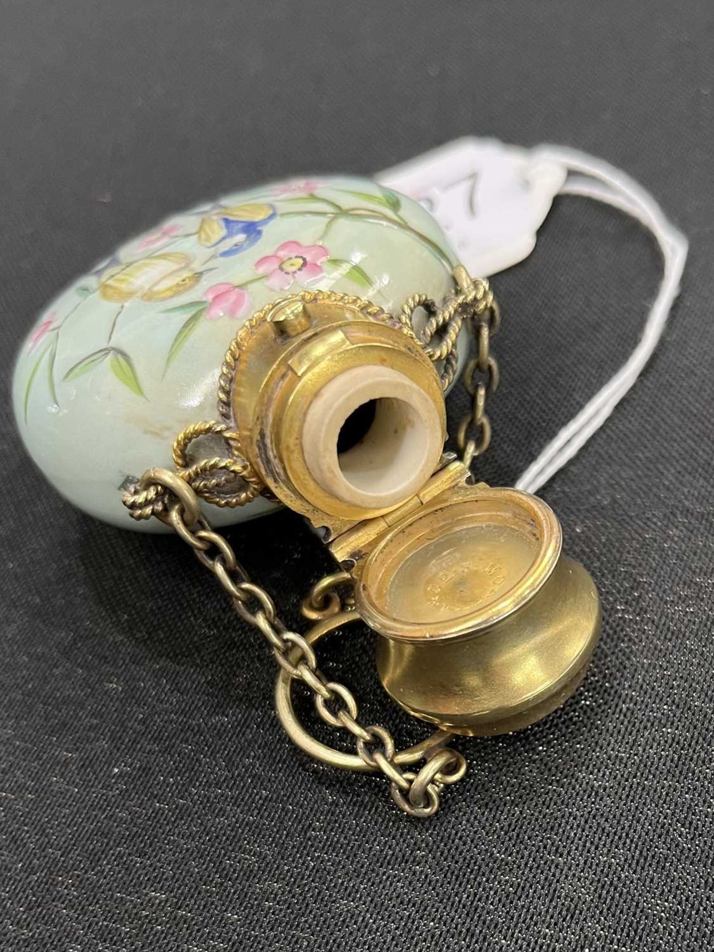 A VICTORIAN PORCELAIN SCENT FLASK - Image 4 of 4