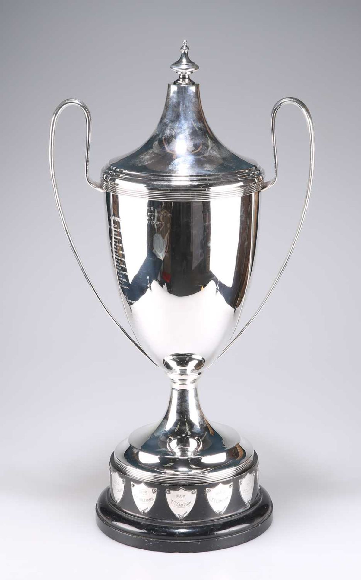 AN IMPORTANT SILVER TWIN-HANDLED TROPHY CUP RELATING TO THE YORK SHORTHORN BREEDERS ASSOCIATION - Image 2 of 4