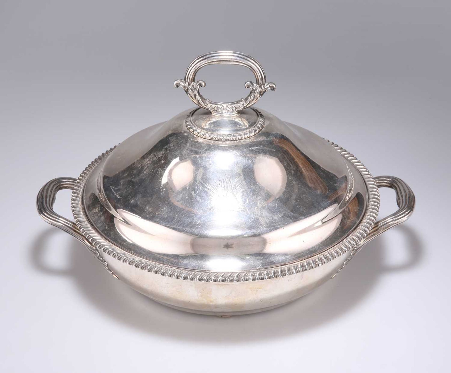 AN EARLY 19TH CENTURY OLD SHEFFIELD PLATE TWIN-HANDLED VEGETABLE DISH - Image 2 of 4