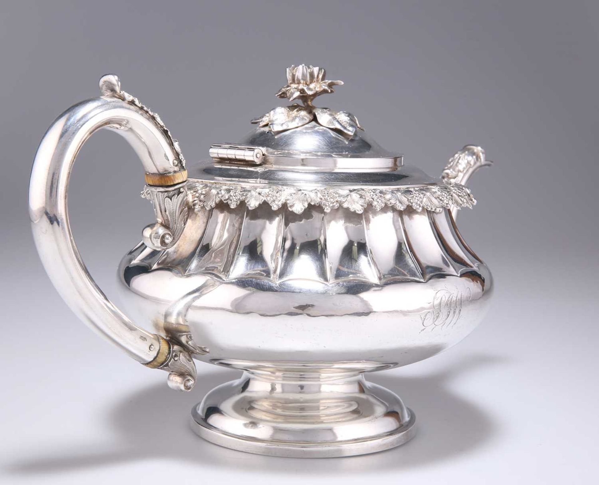 A GEORGE IV SILVER TEAPOT - Bild 3 aus 10