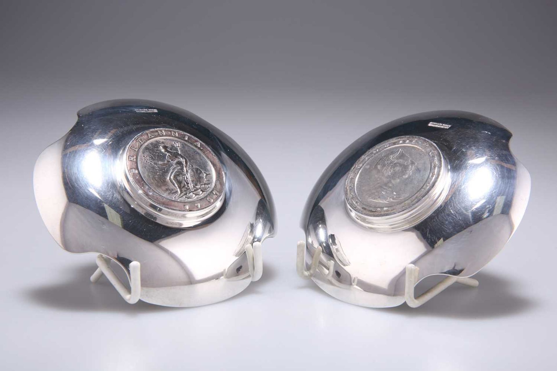A PAIR OF LATE VICTORIAN SILVER 'CARTWHEEL PENNY' COIN DISHES - Image 3 of 3