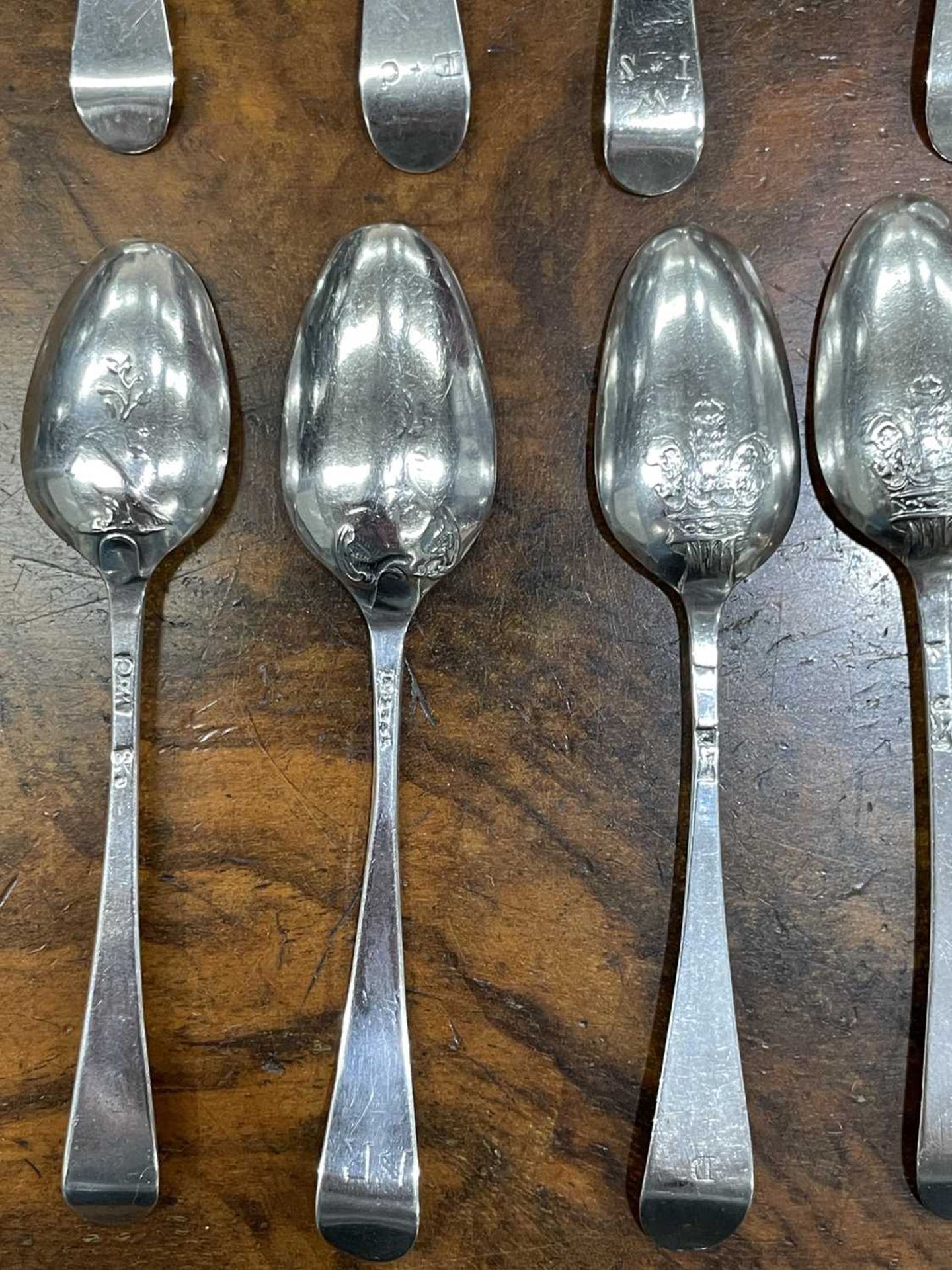 TWELVE SILVER HANOVERIAN PATTERN PICTURE-BACK TEASPOONS, 18TH CENTURY - Bild 3 aus 6